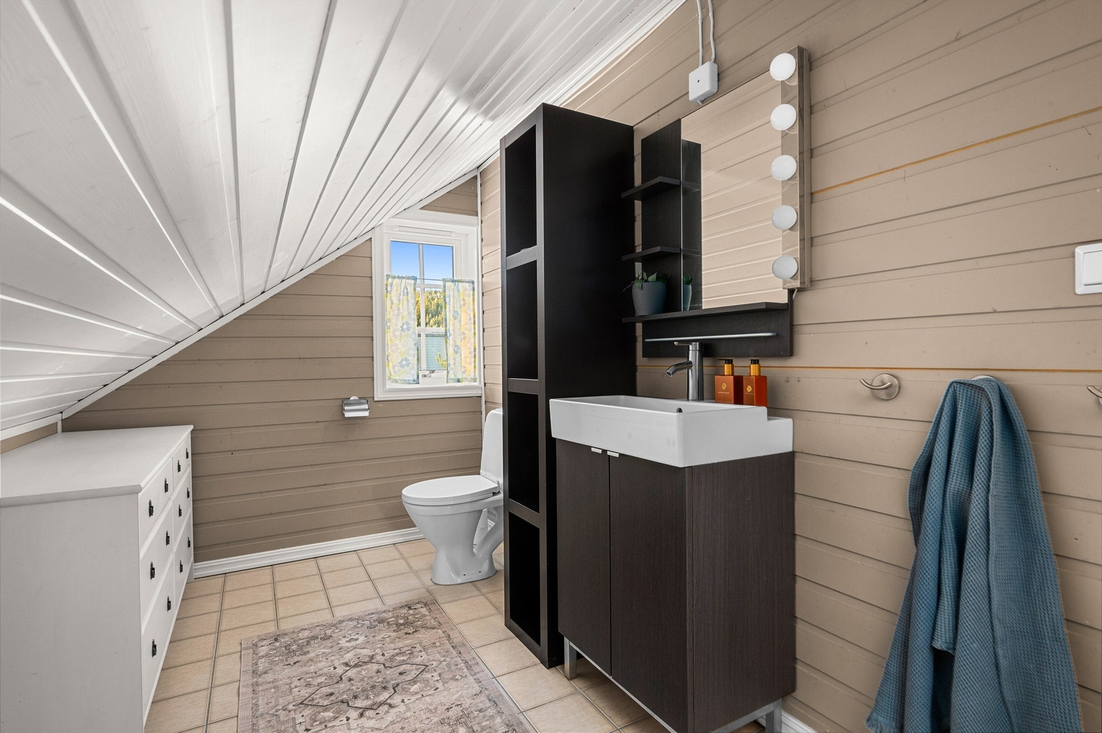 Praktisk toalettrom på 8 kvm. Galleribilde