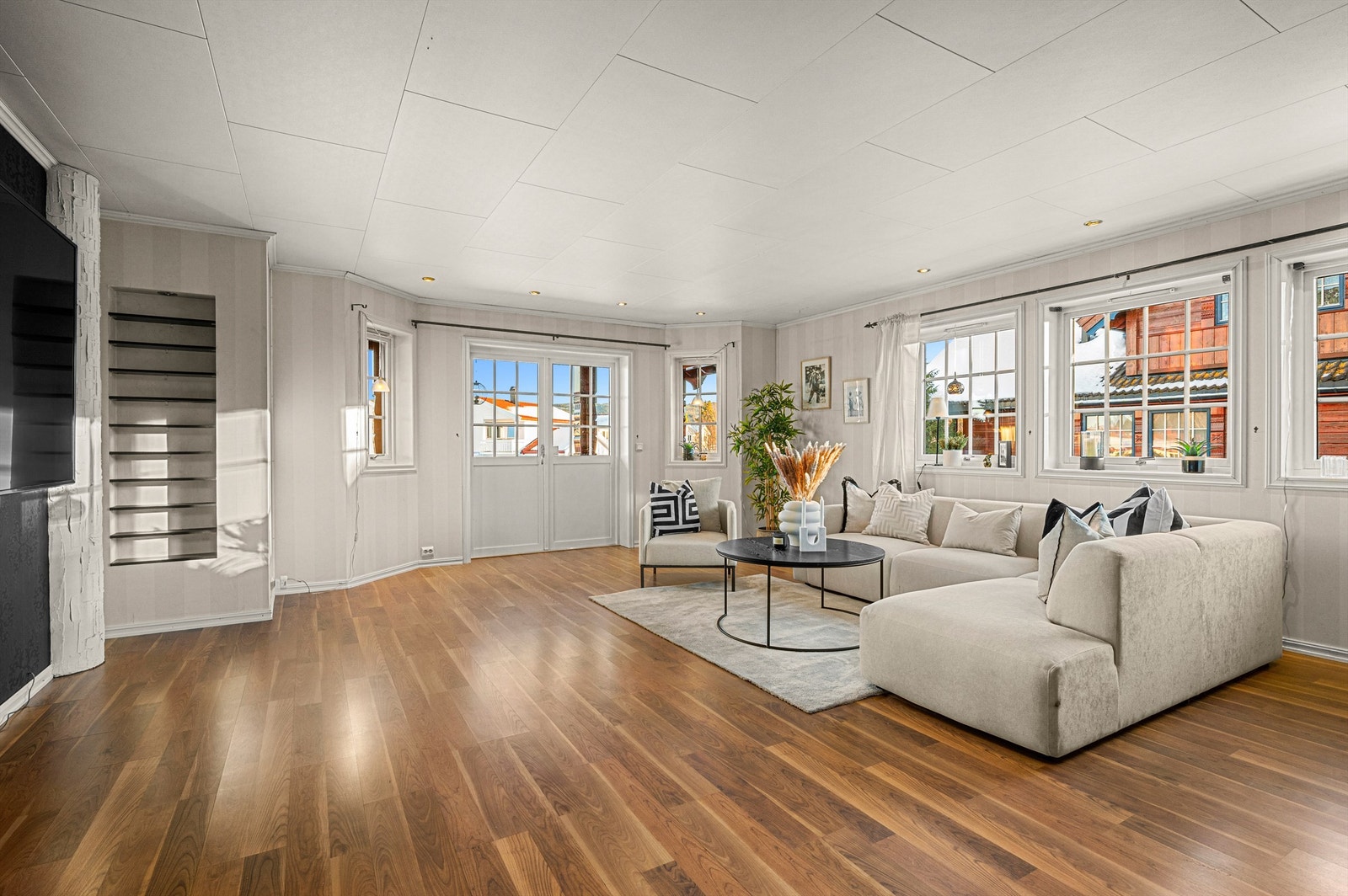 Stuen har god plass til stor sofagruppe med tilhørende TV-møblement og spisegruppe. Galleribilde