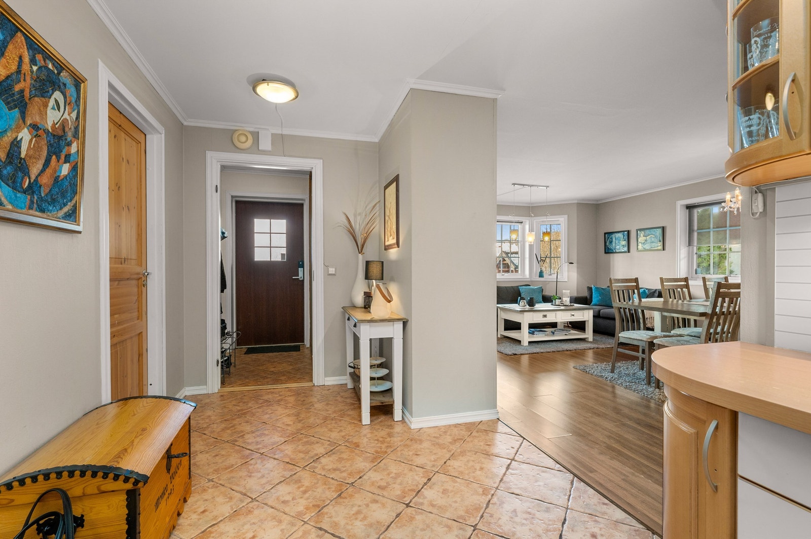 I underetasjen finner man en utleiedel med egen inngang, stue, kjøkken, bad, bod og to soverom. Galleribilde