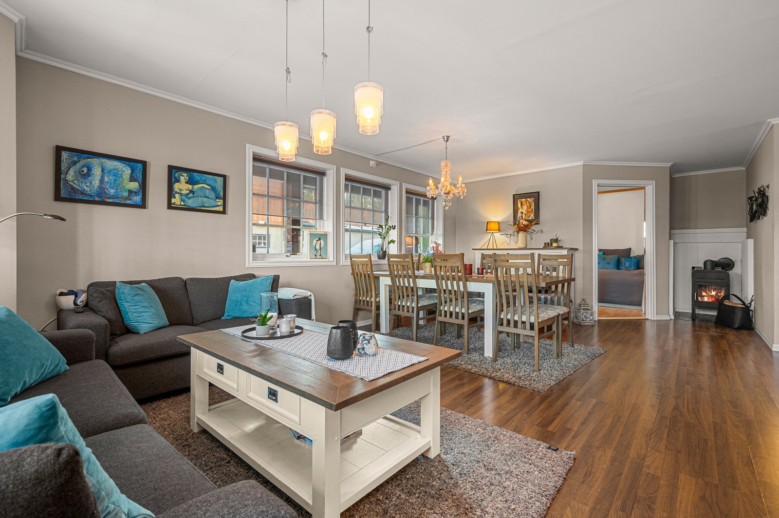 Boligen er oppvarmet med peisovn i stue i både utleiedel og 1. etasje. Øvrig oppvarming med elektrisitet. Galleribilde