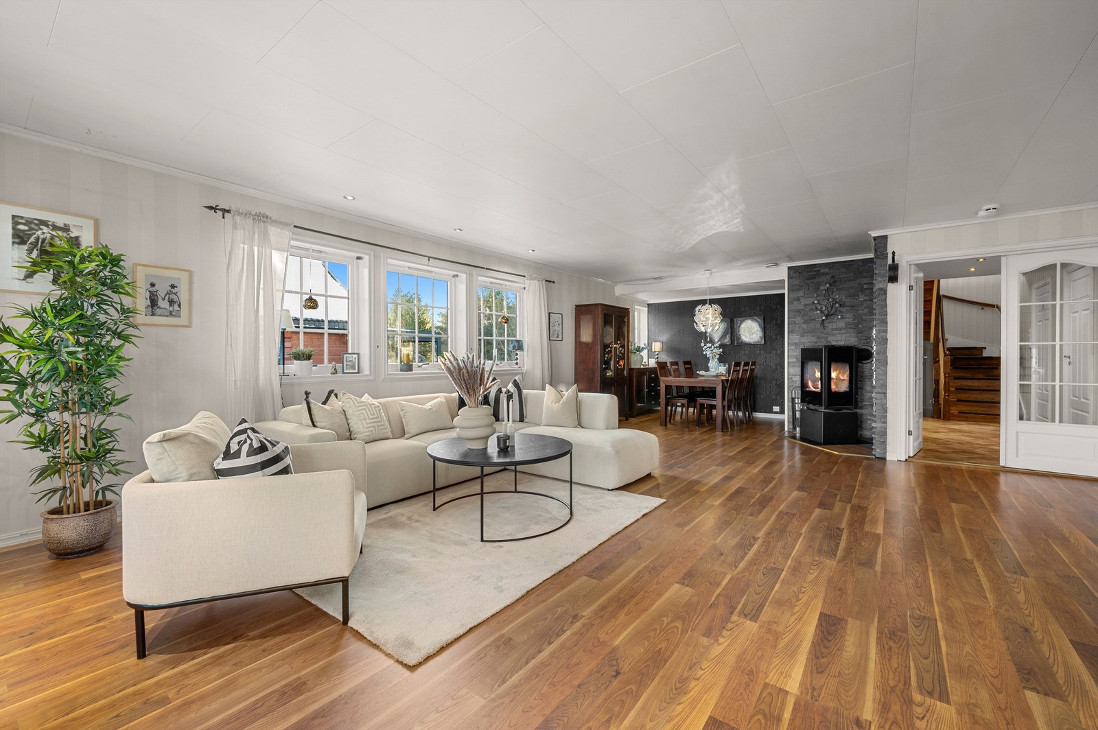 Boligen er gjennomgående lys og luftig med utstrakte vindusflater som siker rikelig med naturlig dagslys. Galleribilde