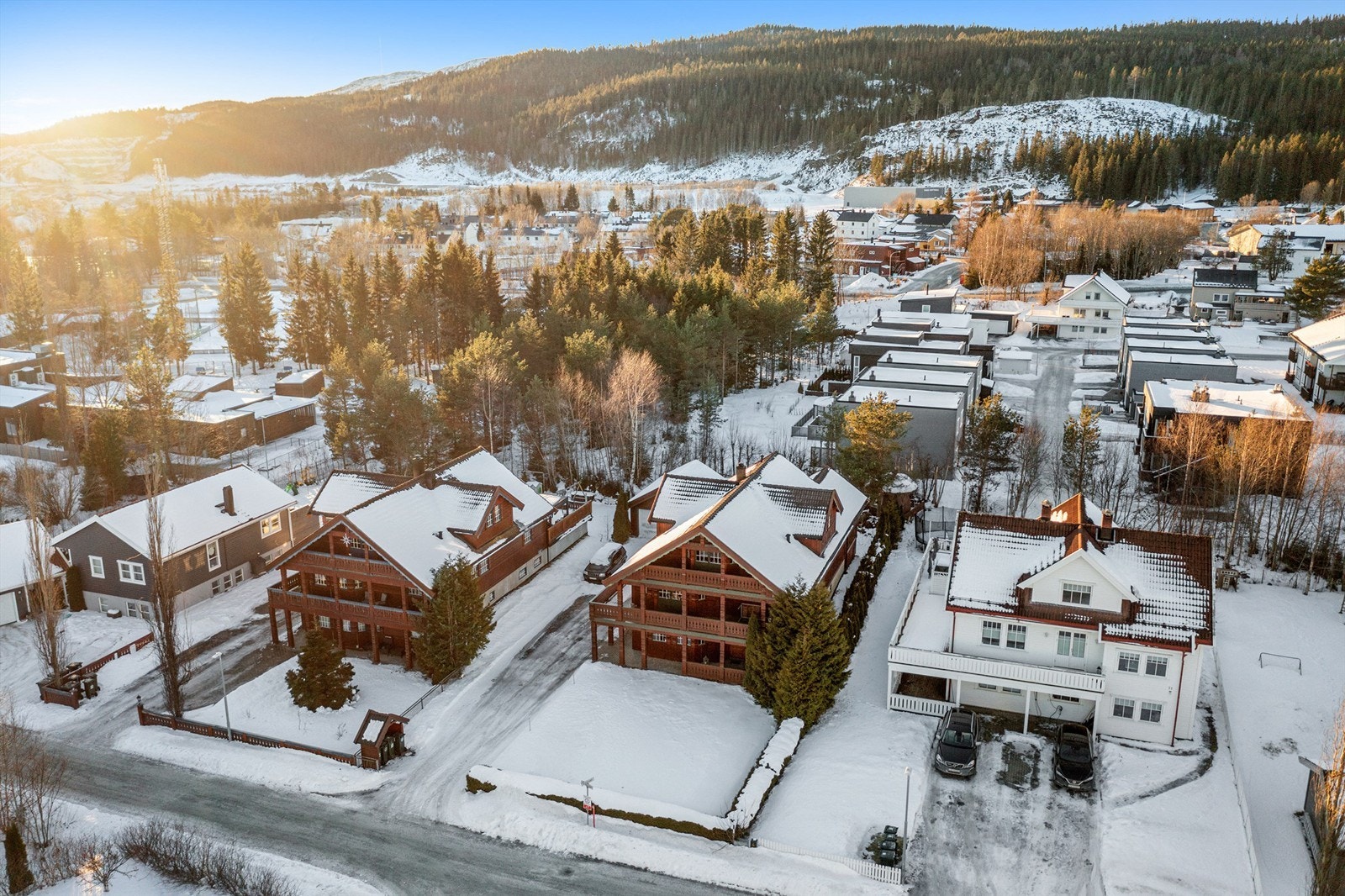 På vinterstid er det kort vei til skøytebane, skiløyper og Vassfjellet alpinanlegg. Fine lysløyper med flere oppkjørte skispor ligger kun et steinkast fra eiendommen. Galleribilde