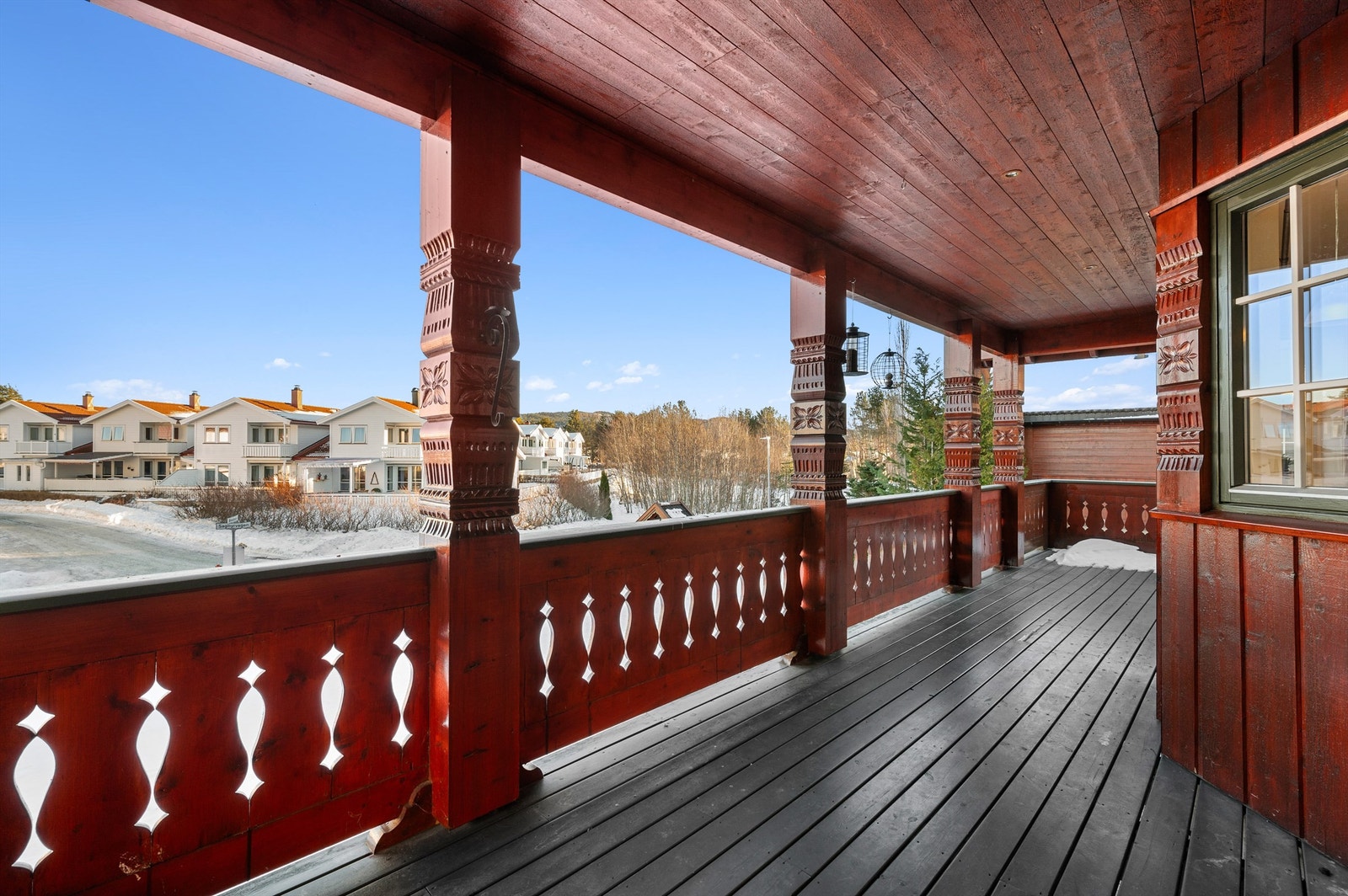 Fra stuen har man direkte utgang til en delvis overbygd veranda på 72 kvm med gode møbleringsmuligheter. Galleribilde