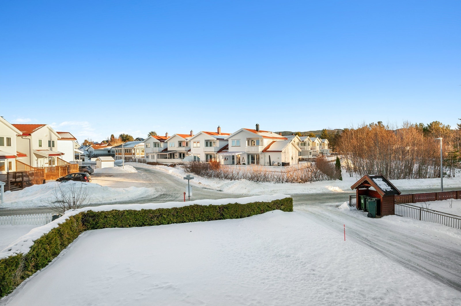 Fra eiendommen er det gåavstand til Tanem skole og Klæbu ungdomsskole. I nærheten av skolene ligger Sørborgen kunstgressbane, Klæbuhallen og Tanemshallen. Det er også flere barnehager i nærheten av boligen. Galleribilde