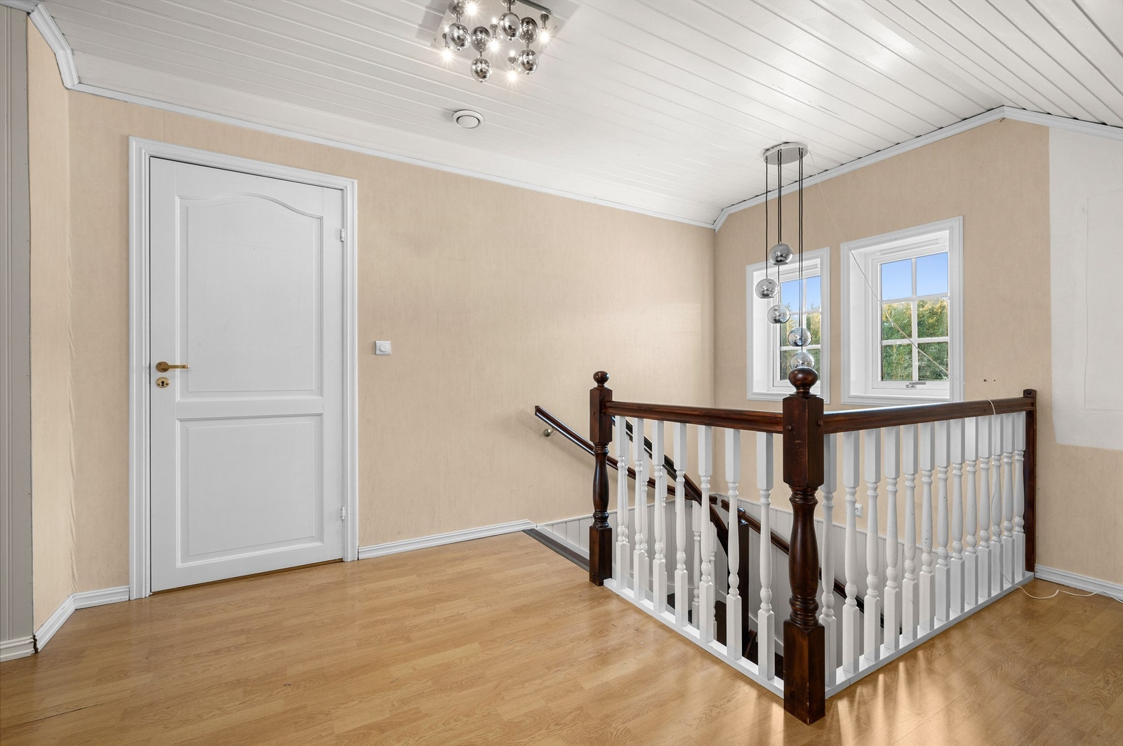 2. etasje består av gangareal, toalettrom, loftstue, kott og tre soverom. Galleribilde