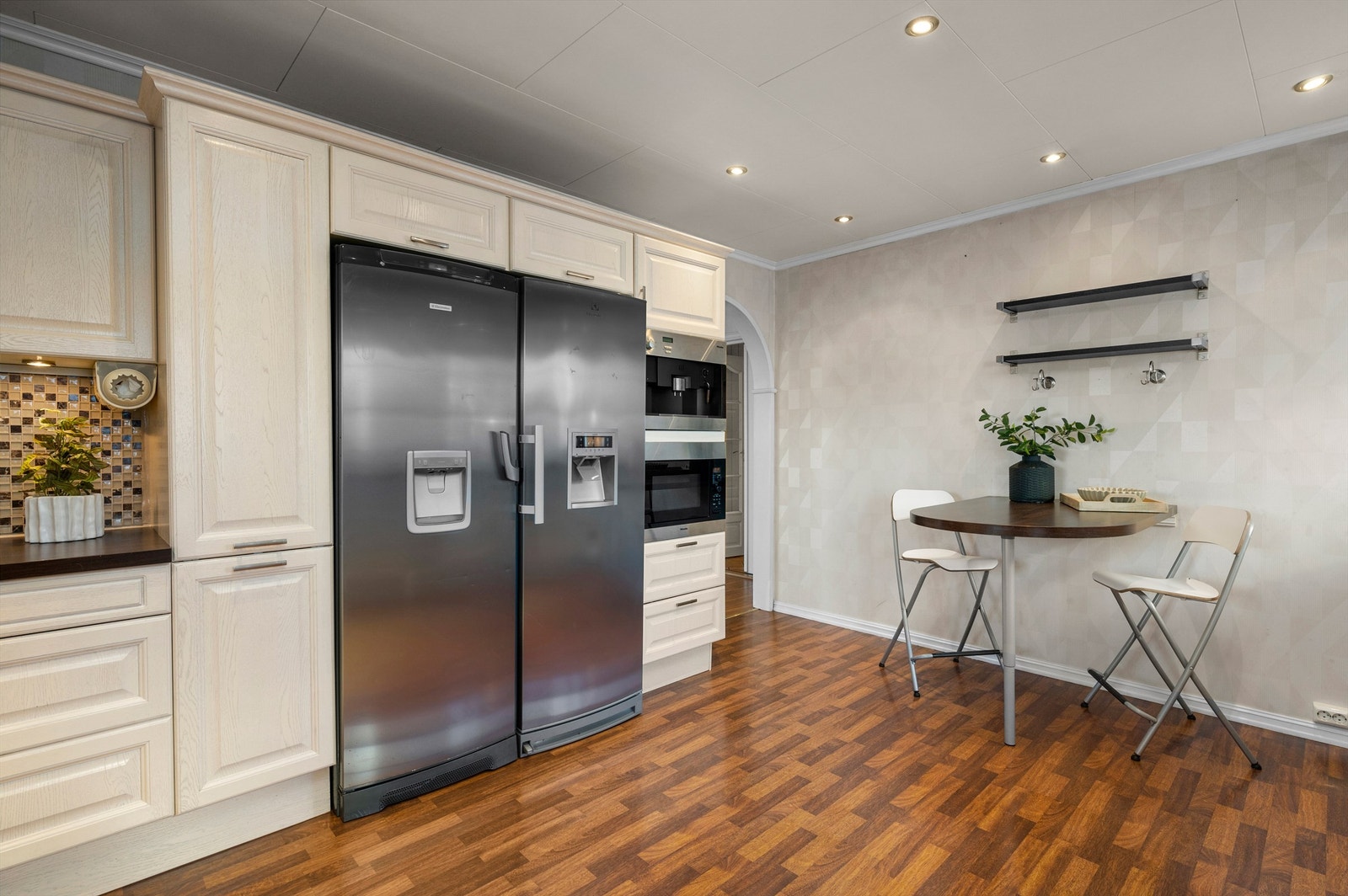 Kjøkkenet har god plass til spisegruppe og rikelig med skap- og benkeplass å boltre seg på! Galleribilde