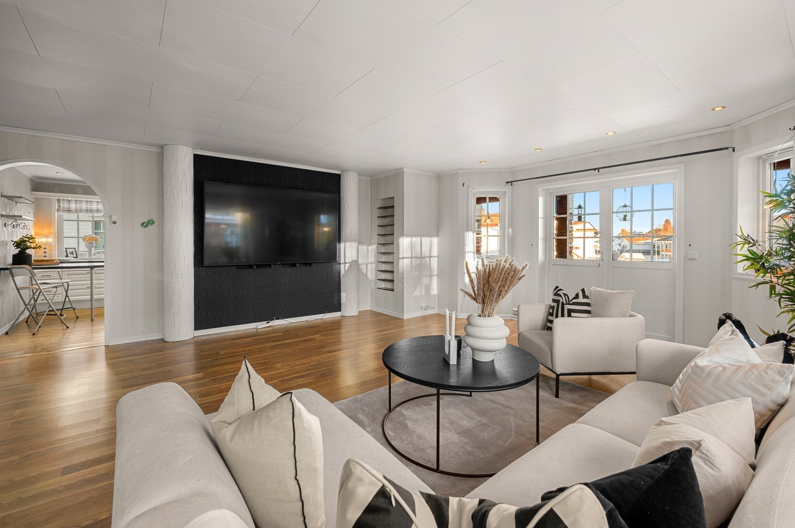 Stue- og kjøkkenarealet måler til sammen romslige 66 kvm og er lett å møblere med de flere sonene i rommet. Galleribilde