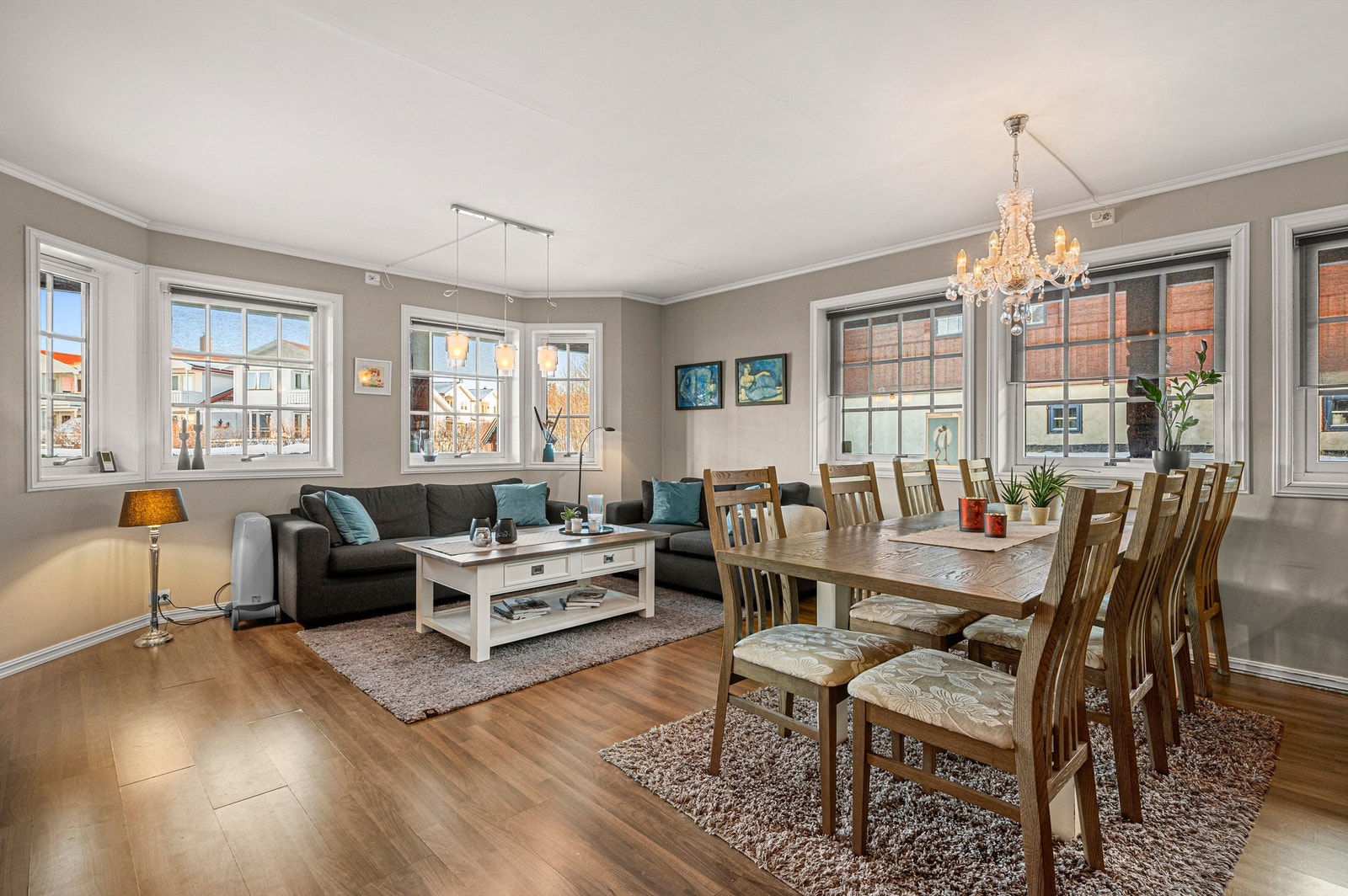 Romslig stue- og kjøkkenområde på til sammen 44 kvm med god plass til både sofagruppe og spisegruppe. Galleribilde