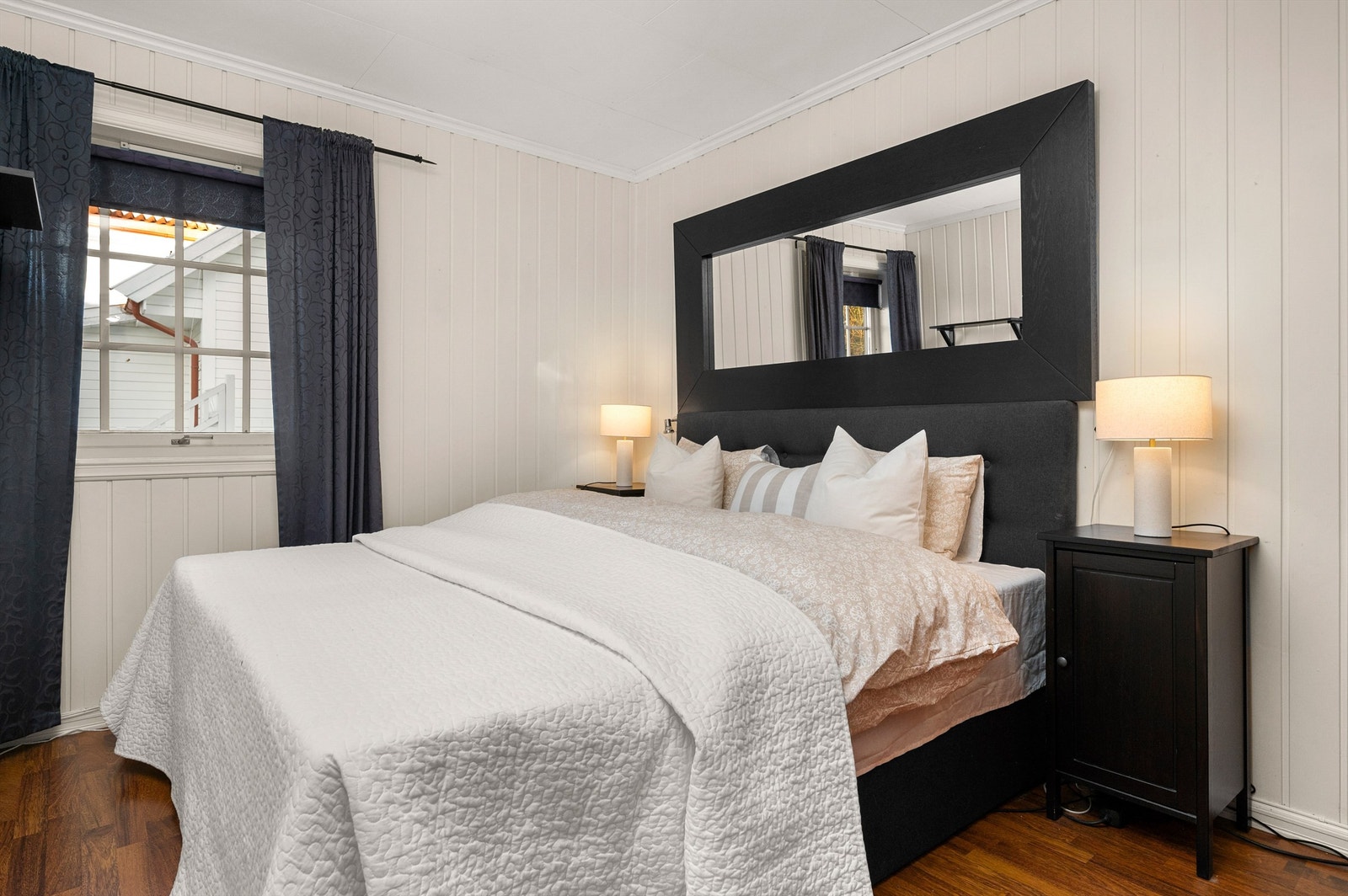 Et av hoveddelens fire soverom på 9,5 kvm med gode møbleringsmuligheter. Rommet er opprinnelig byggemeldt som bod og dermed ikke godkjent for varig opphold. Kjøper overtar alt ansvar, eventuell kostnad og risiko forbundet med dette. Galleribilde