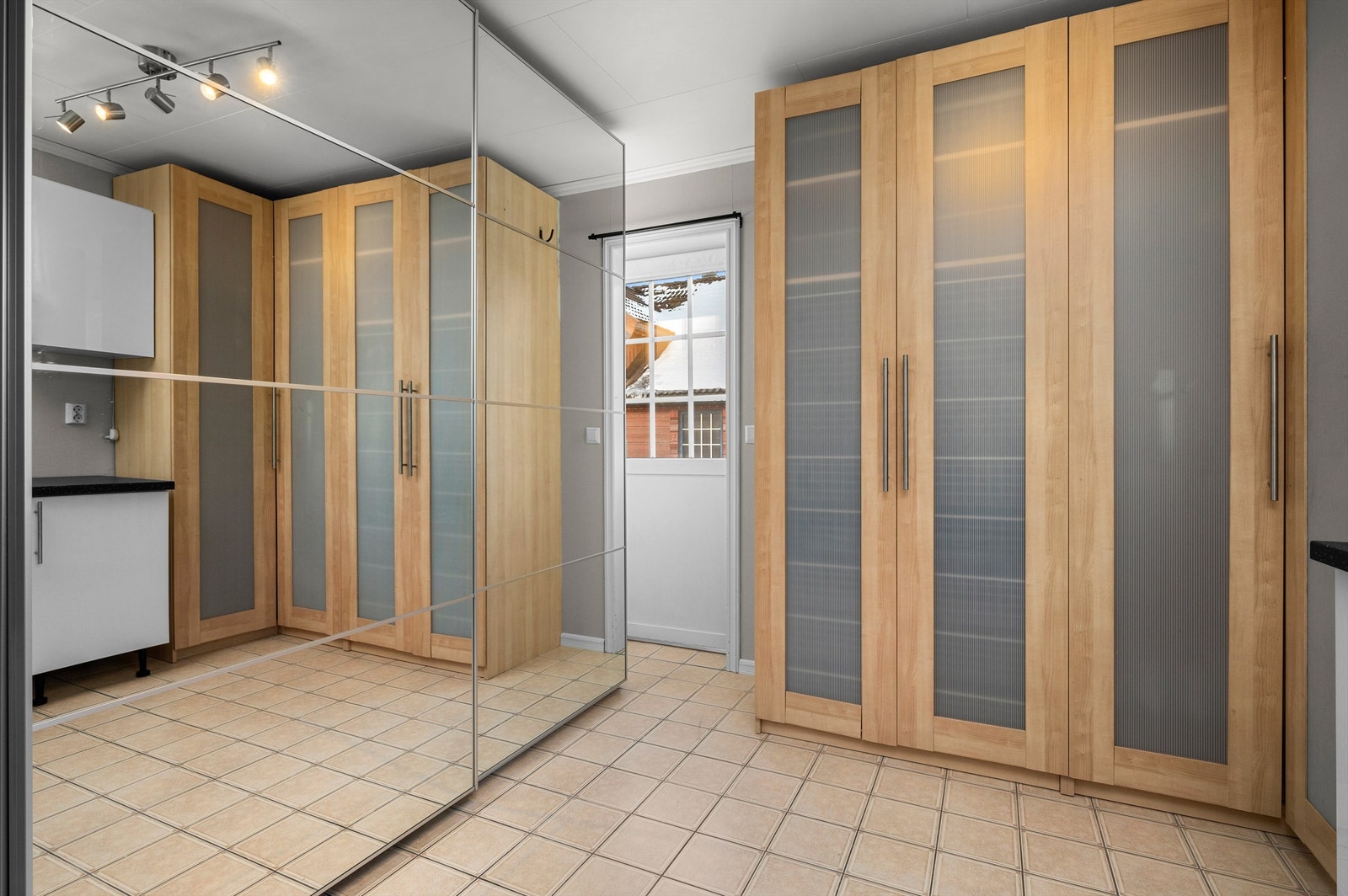 Praktisk separat vaskerom med egen inngang og svært gode oppbevaringsmuligheter. Galleribilde