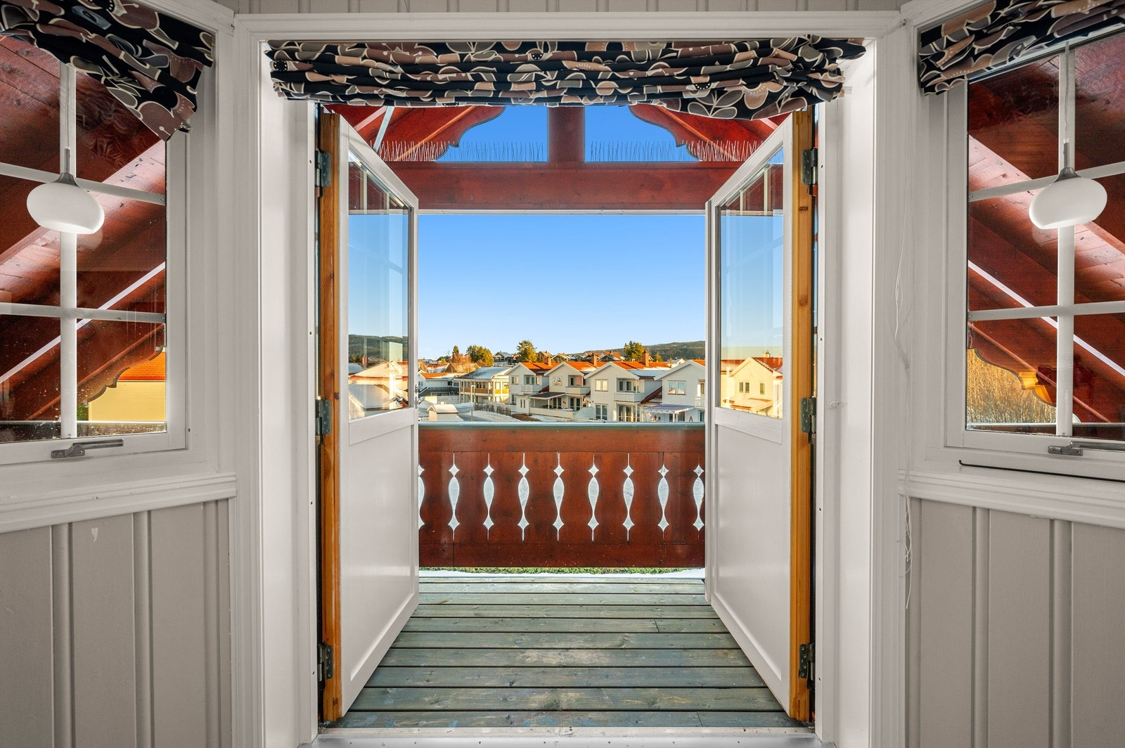 Fra loftstuen har man direkte utgang til en koselig overbygd veranda på 9 kvm. Her kan man nyte morgenkaffen uten forstyrrelser. Galleribilde