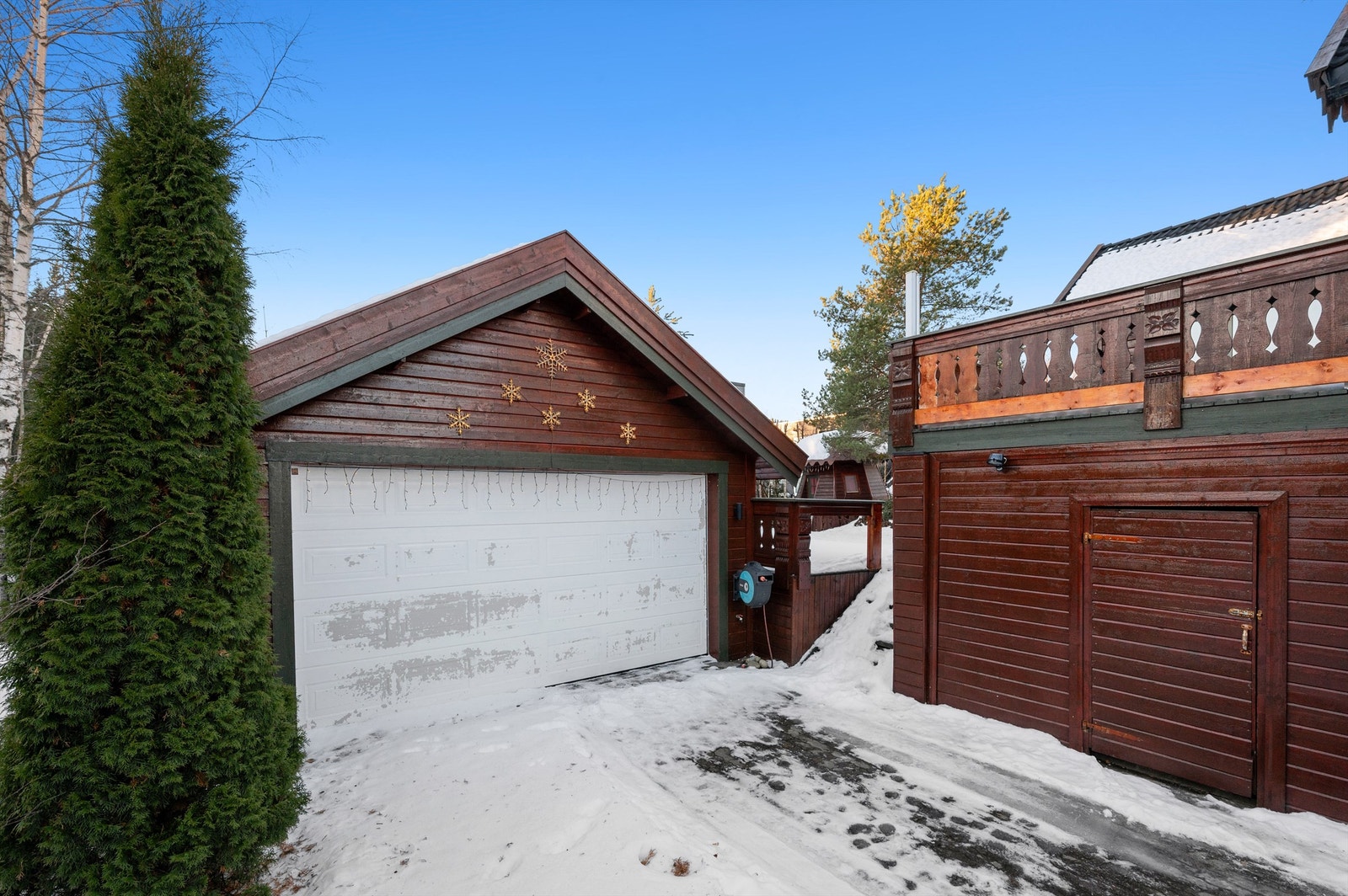 Det er oppført en dobbeltgarasje i tillegg til flere biloppstillingsplasser på tomten. Galleribilde