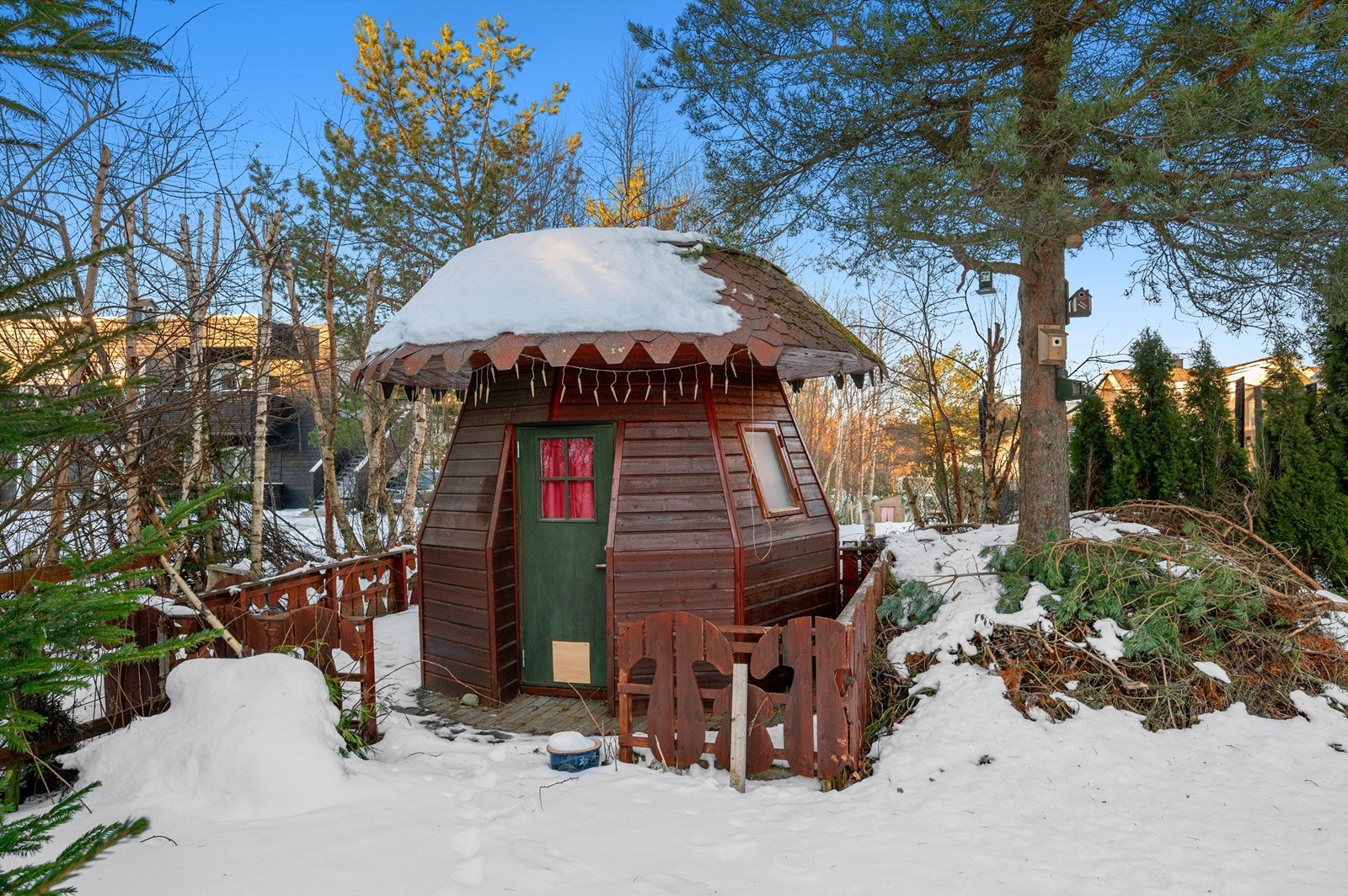 Nærmeste bussholdeplass er Brannåsen, som kun ligger noen få minutters gange fra boligen. Det er gode bussforbindelser til Tiller/Trondheim fra Klæbu. Bunnpris Klæbu og Coop Extra Klæbu er nærmeste dagligvarebutikker. Galleribilde