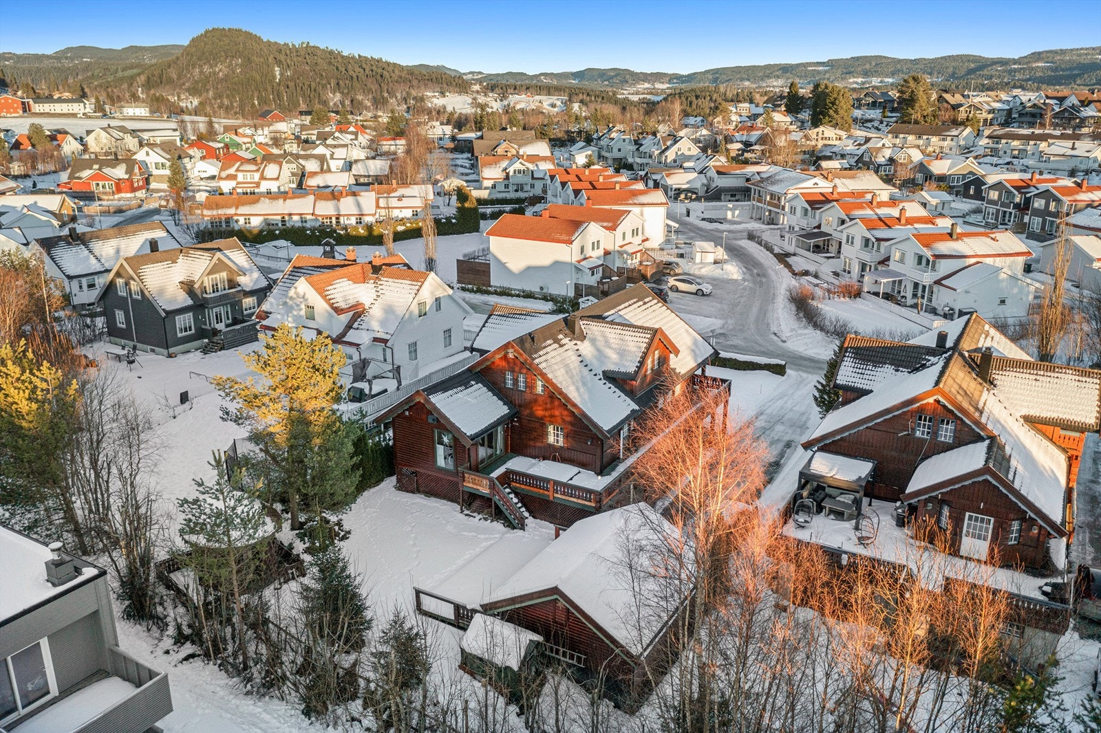 Fra boligen er det også kort vei til Selbusjøen og Gjenvollhytta. Nidelva strekker seg mellom Tanem og Klæbu sentrum, og byr på et godt ørretfiske og nydelige turområder hele året. Galleribilde