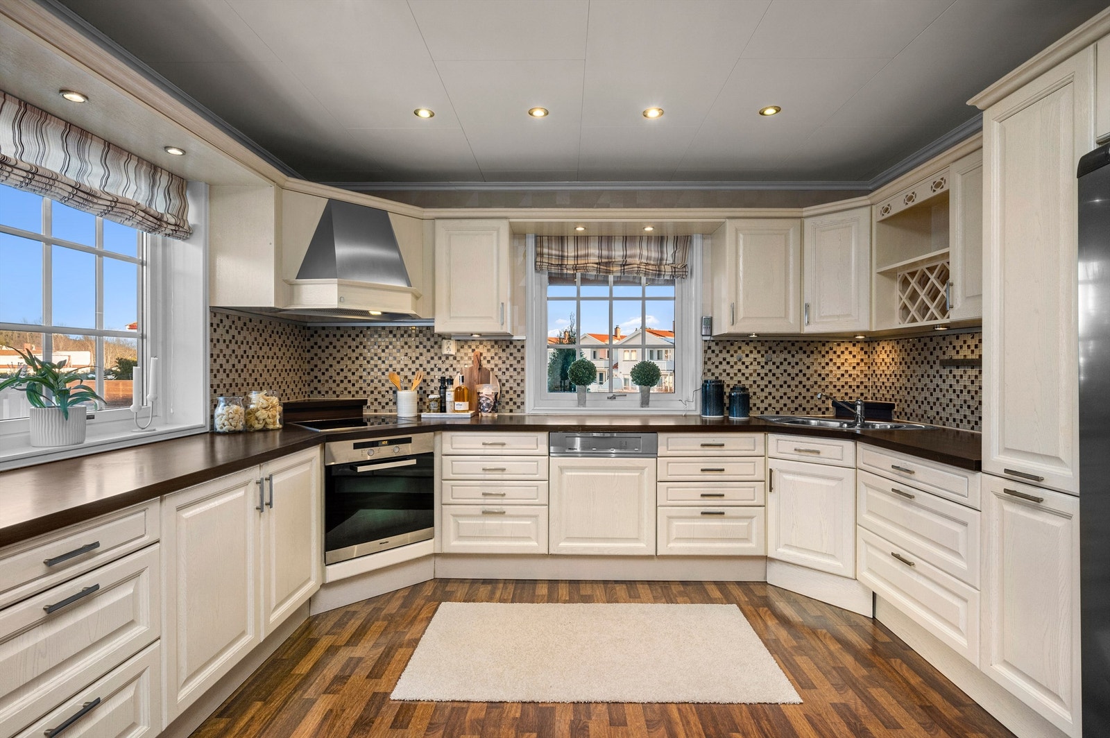 Kjøkkenet har utstrakt bruk av downlights og integrert stekeovn, platetopp, kaffemaskin, oppvaskmaskin og mikrobølgeovn. Frittstående kjøleskap og fryseskap. Galleribilde