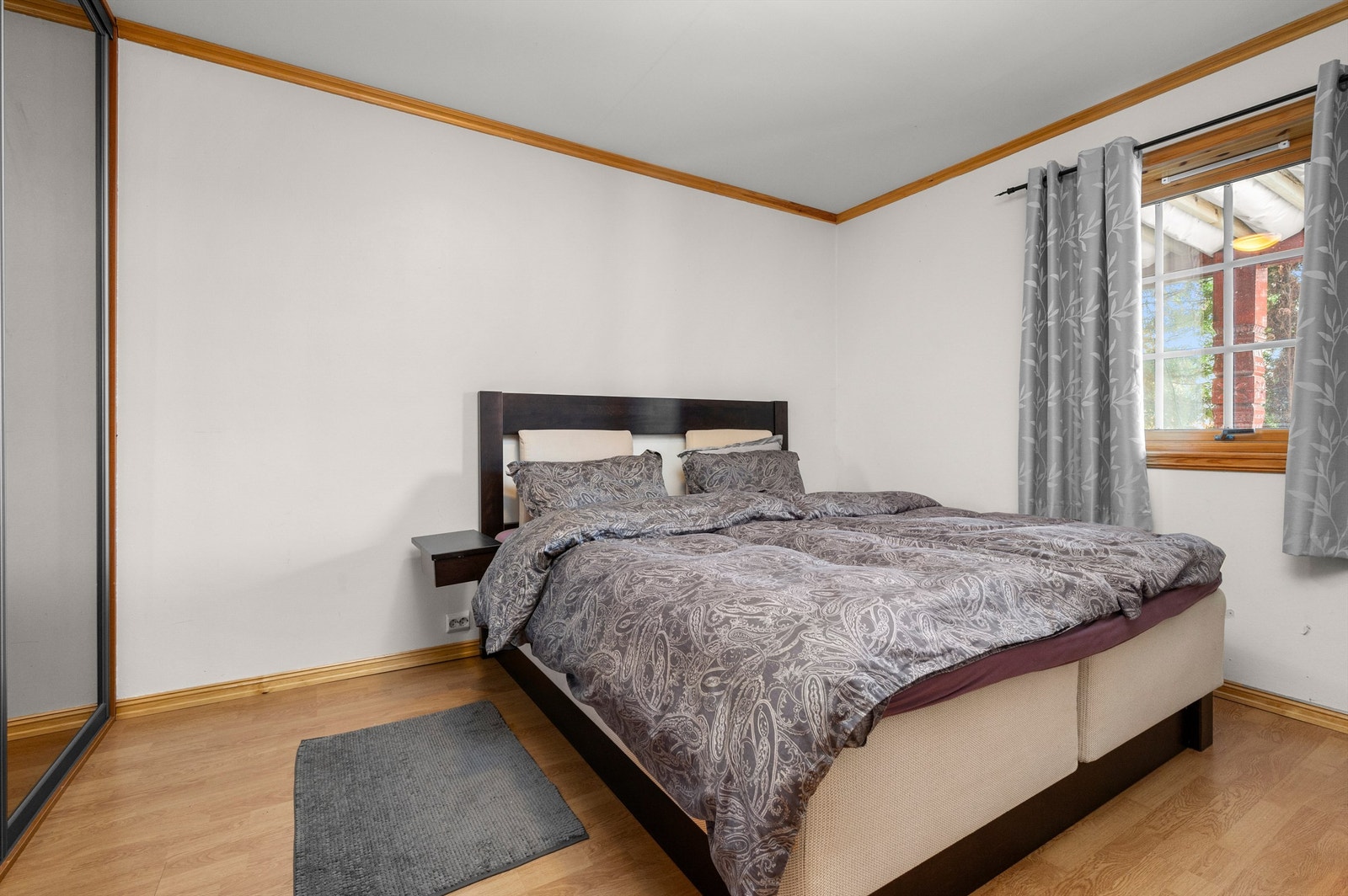 Et av utleiedelens to soverom på 11,5 kvm med god plass til dobbeltseng av ønsket størrelse, nattbord og garderobeskap. Galleribilde