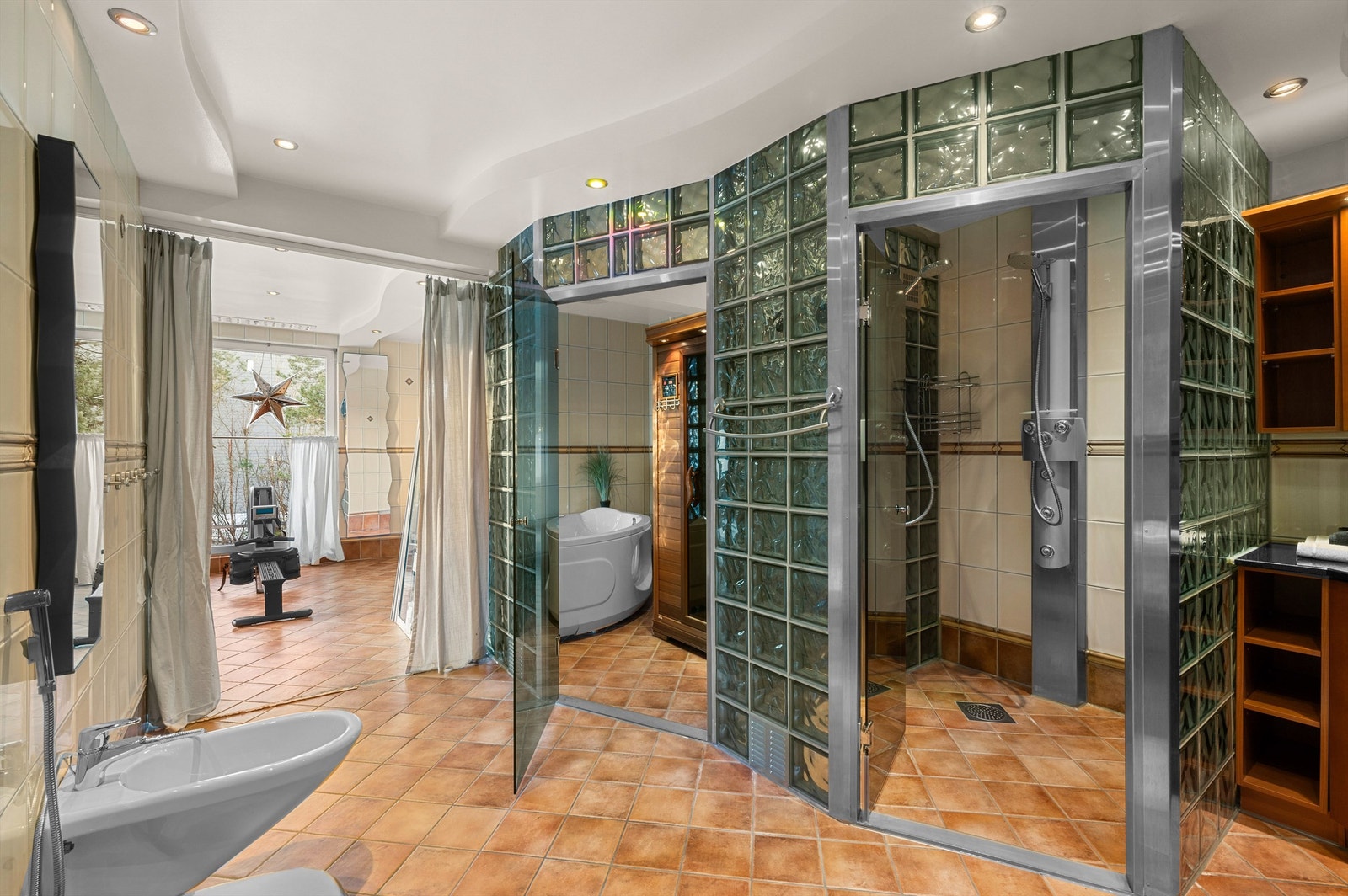 Badet har dobbel dusj, badekar, bidé og dobbeltservant - tilrettelagt for høy komfort i hverdagen. Galleribilde