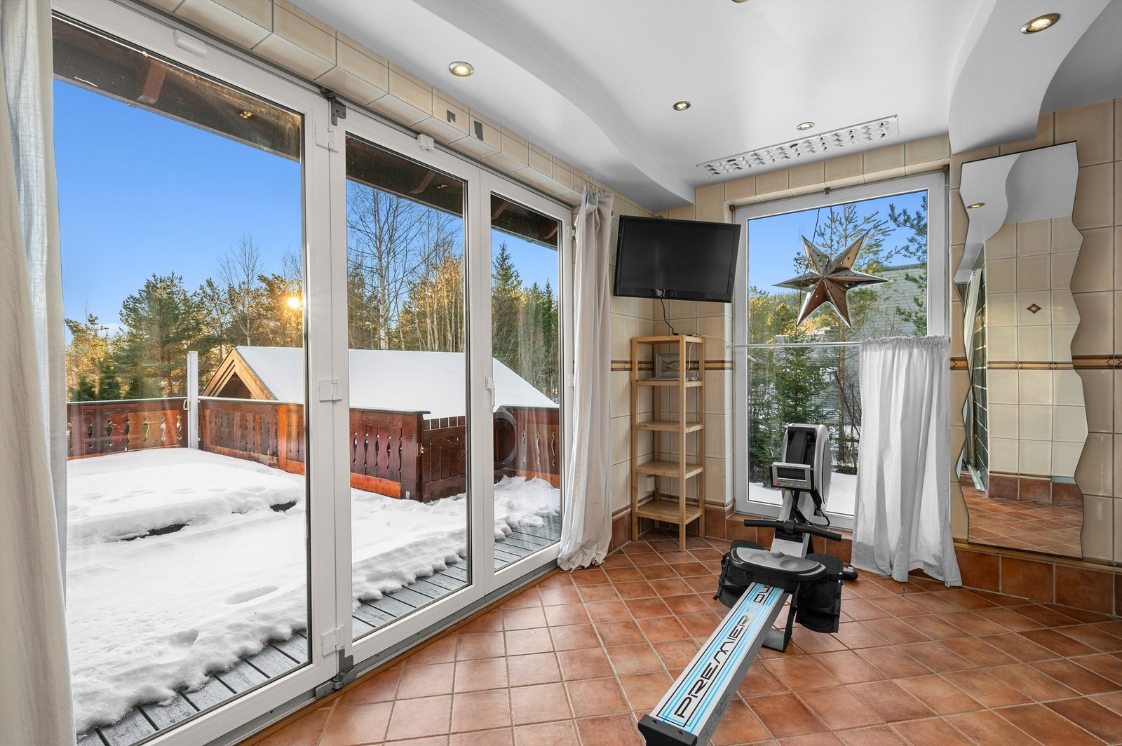 Badet er tilknyttet privat treningsavdeling og danner et komplett velværeområde i boligen. Galleribilde