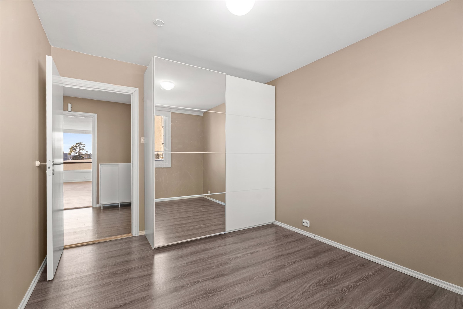 Det er også skyvedørsgarderobe som medfølger. Galleribilde