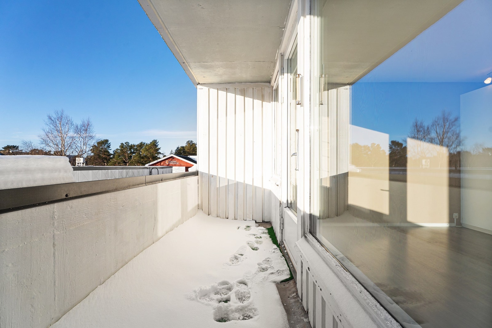 Fra stuen er det utgang til balkong. Galleribilde