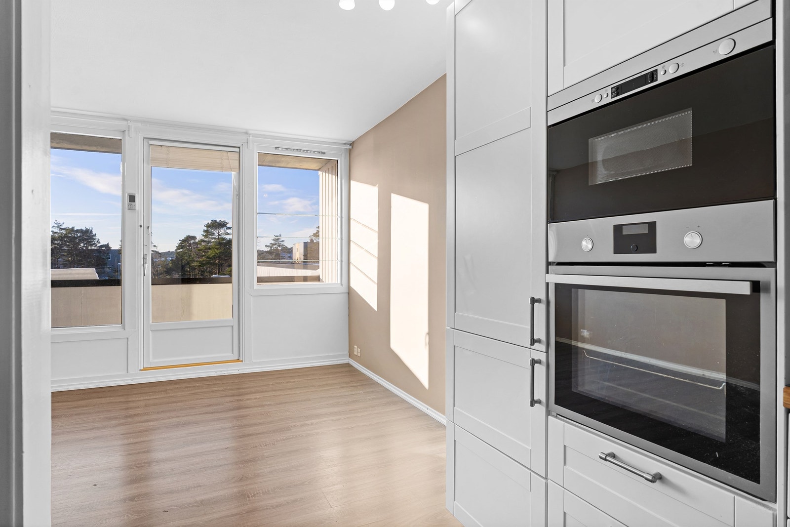 Kjøkkenet har tidløse og minimalistiske flater. Galleribilde