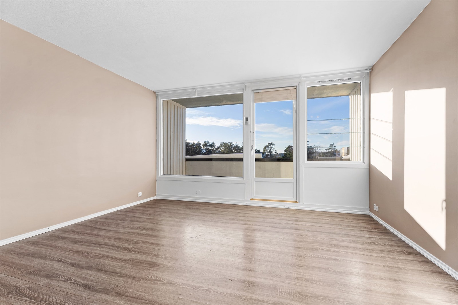 Her er det god plass til både sofagruppe, tv-seksjon og en mindre spisegruppe. Galleribilde