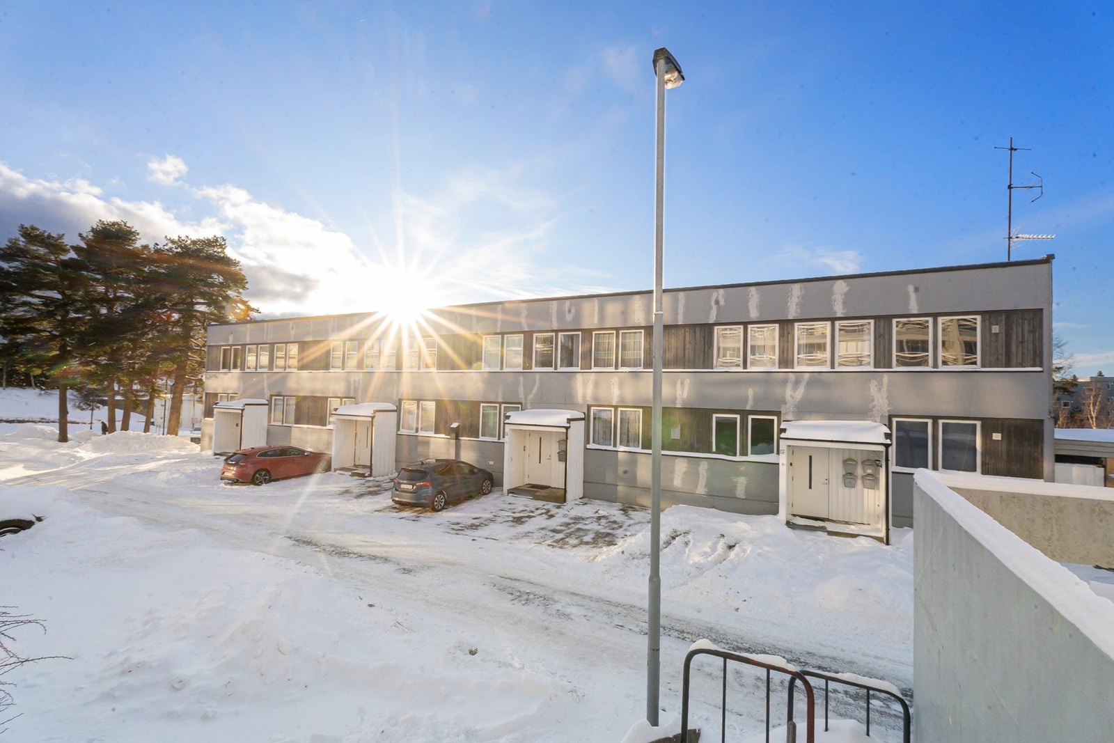 Leiligheten er plassert sentralt på Tinnheia med kort vei til bussforindelse, dagligvarebutikk og treningsmuligheter. Galleribilde