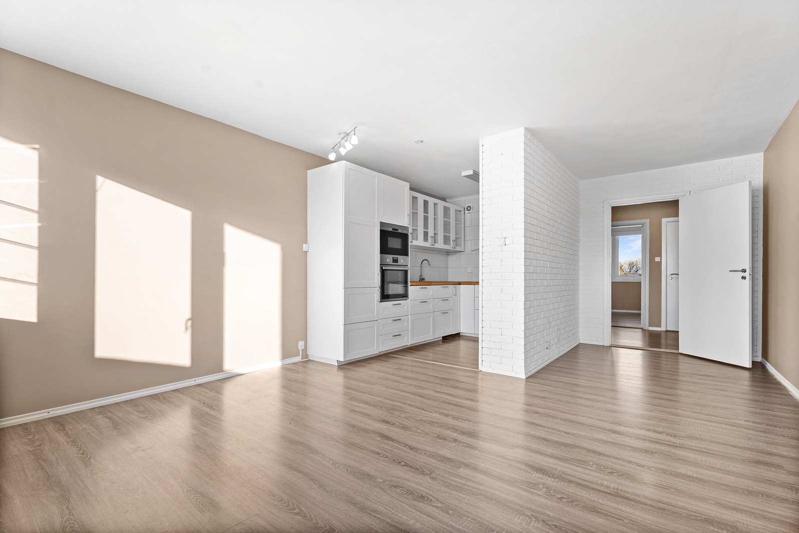 Leiligheten har en god planløsning og et større stue/kjøkken areal. Galleribilde