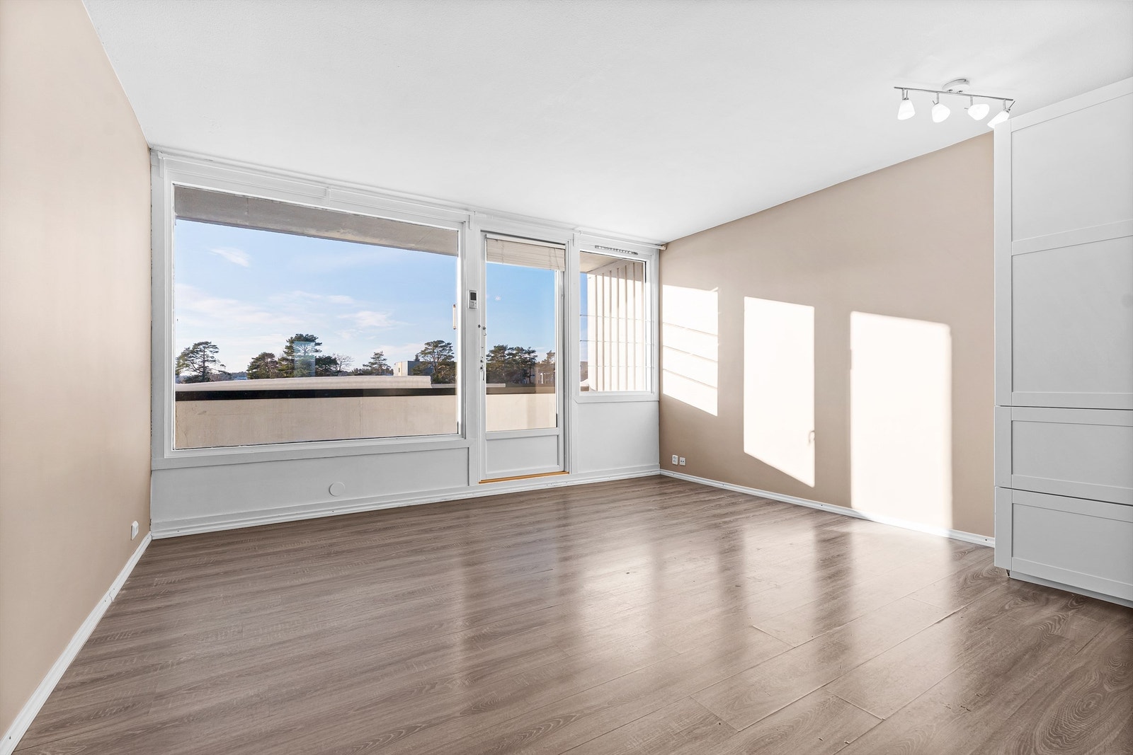 Det er gode vindusflater i boligen som gir rikelig med lys og skaper en flott atmosfære. Galleribilde