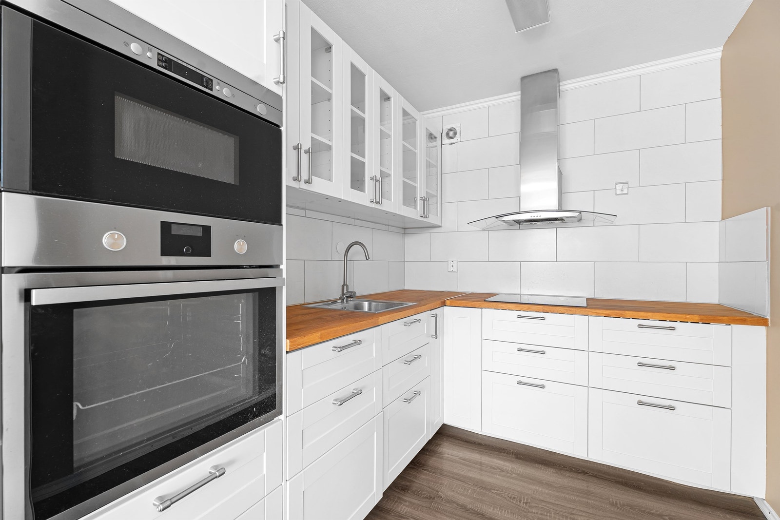 Kjøkkenet er modernisert og har integrert koketopp, stekeovn, micro og oppvaskmaskin. Galleribilde