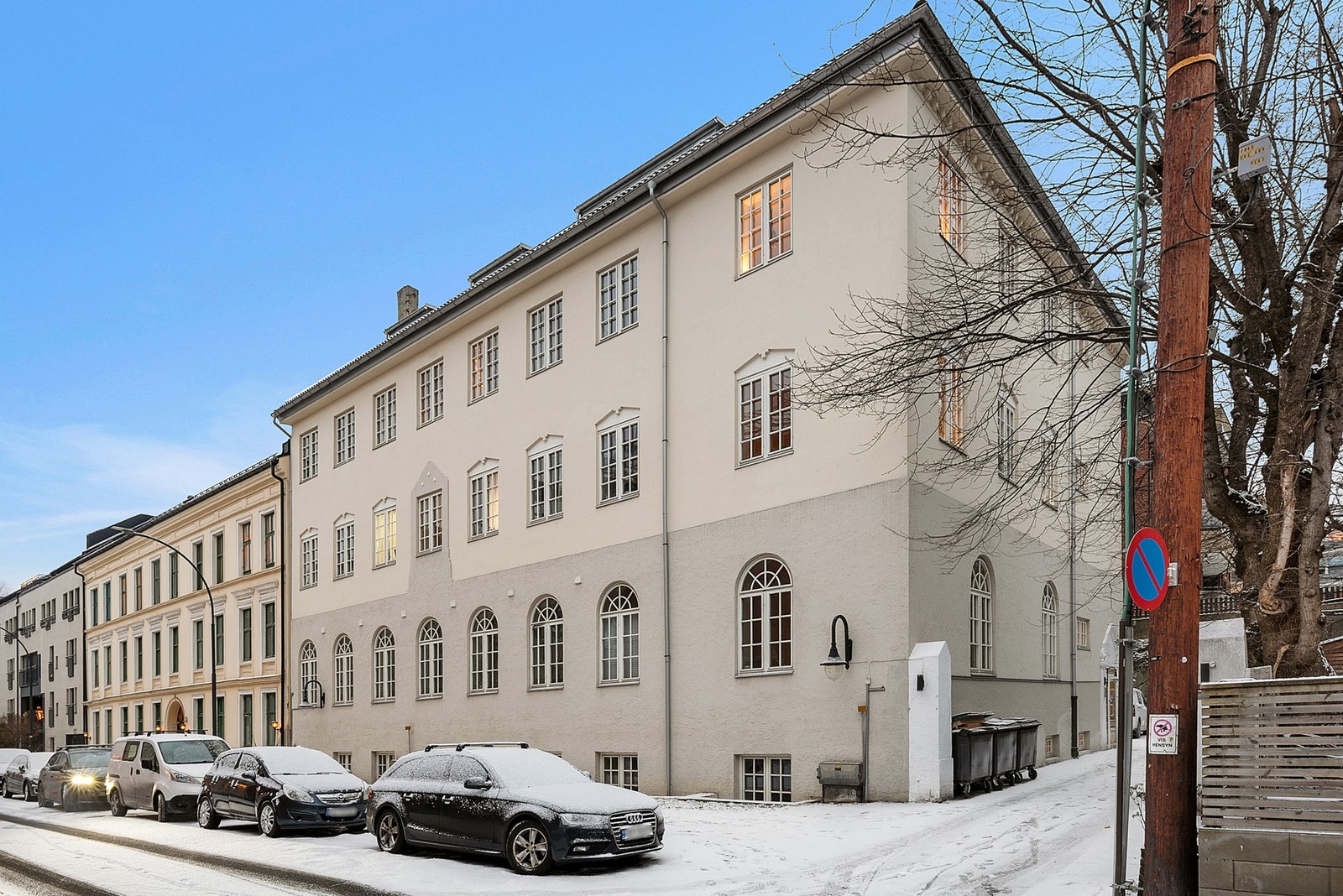 Klassisk og tiltalende bygård med tidløse detaljer. Rolig gatebilde og solid uttrykk. Galleribilde