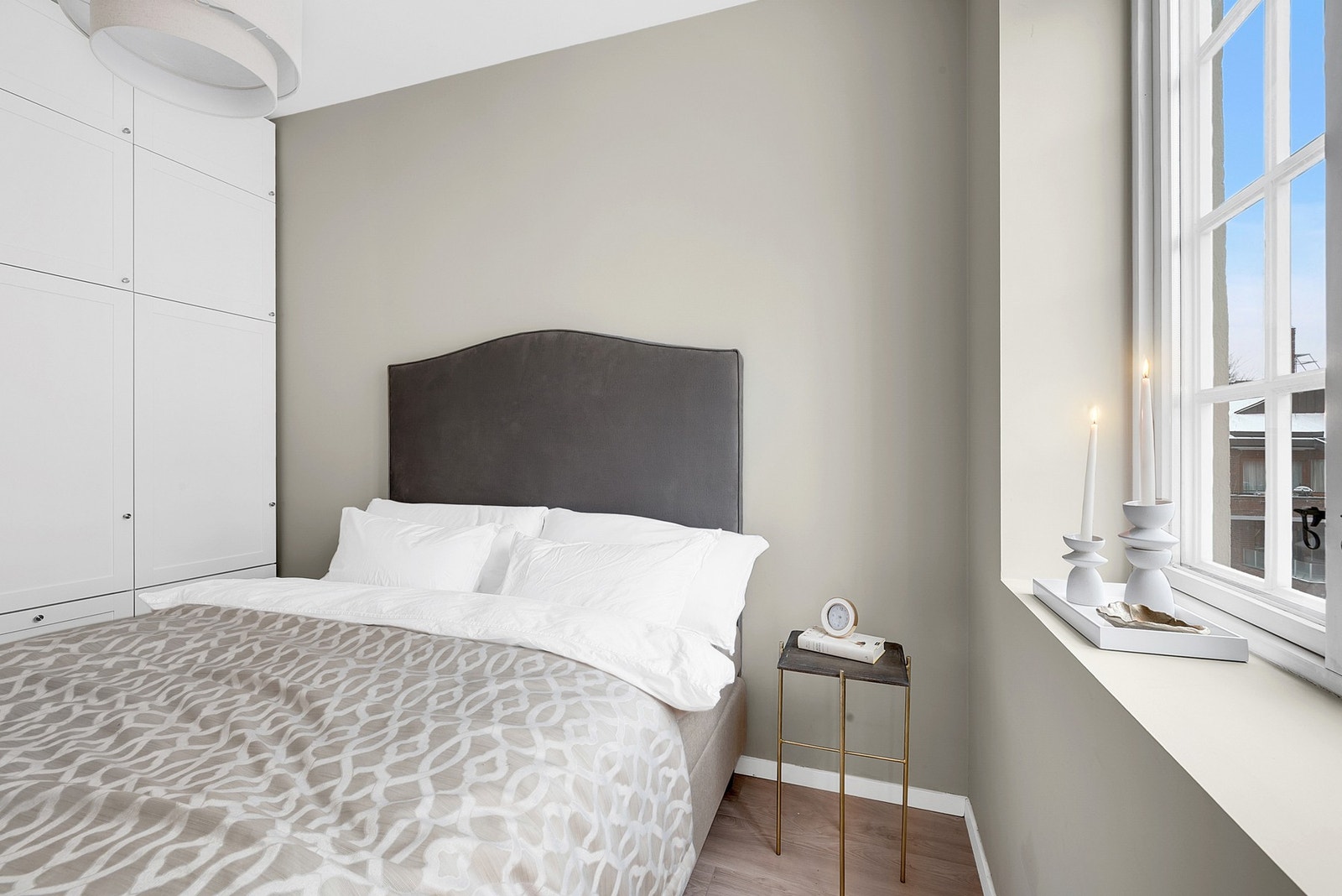 Store vinduer slipper inn godt med naturlig lys. Galleribilde