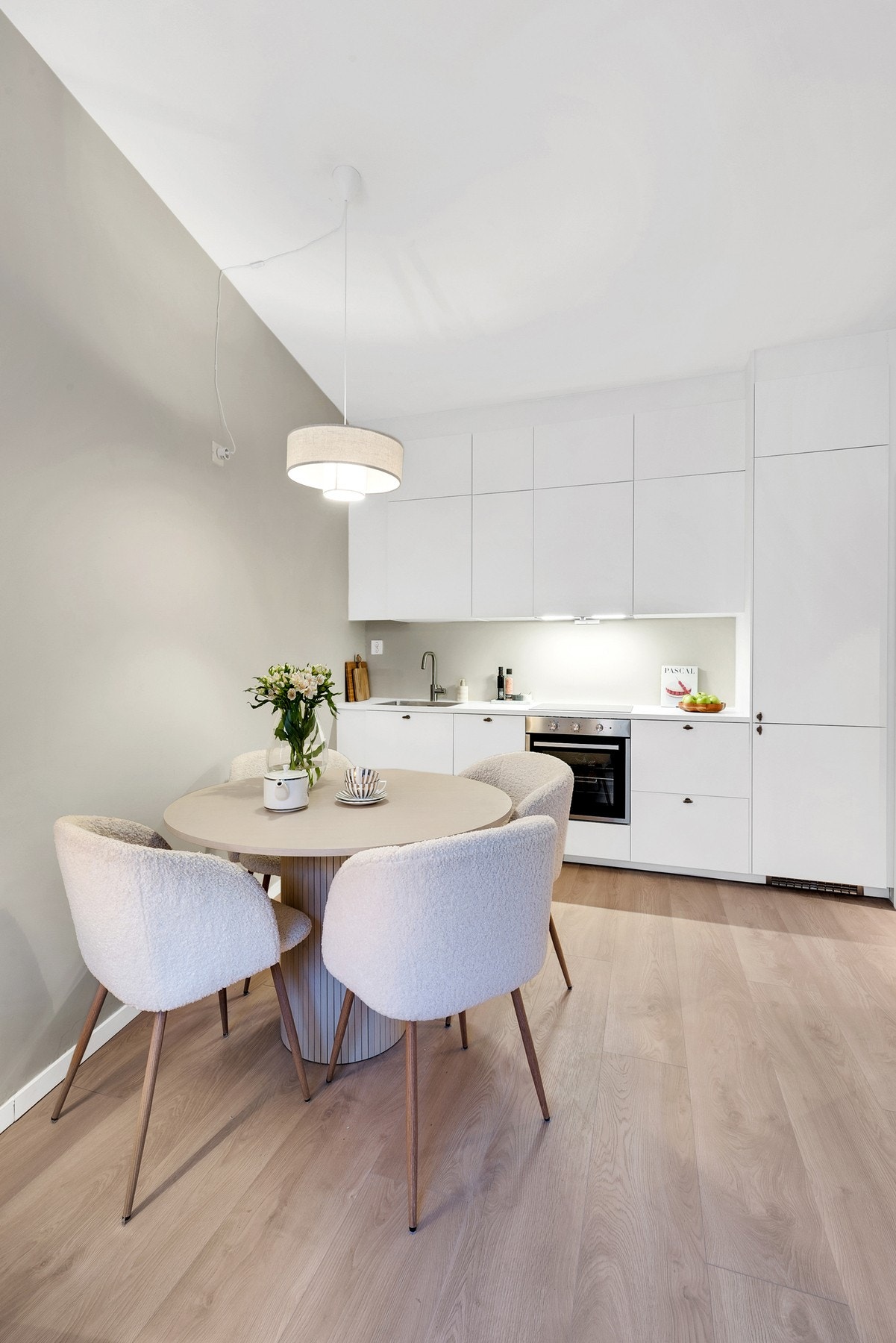 Hems ble fjernet, og det ble montert kjøkkenskap opp til taket i 2025, for maksimal utnyttelse av arealet. Galleribilde