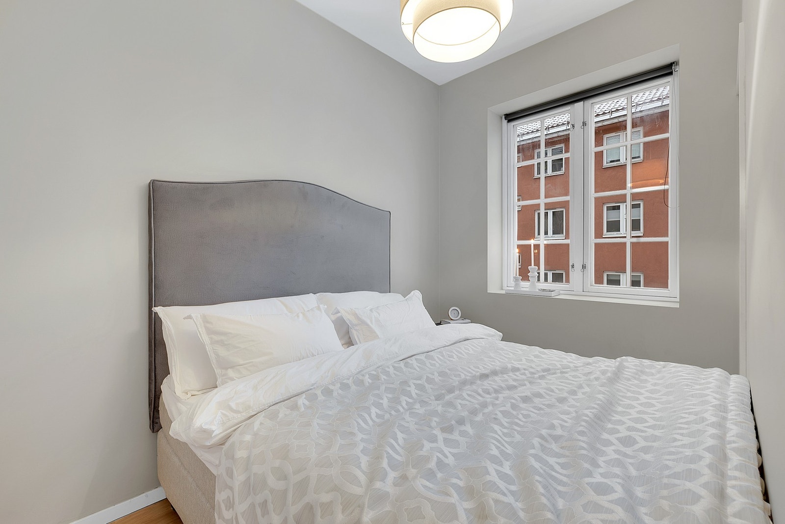 Fint soverom med plass til dobbeltseng. Galleribilde