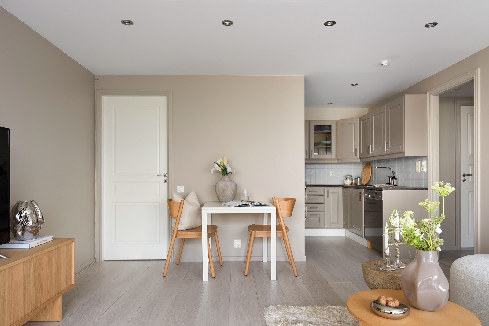 Stuen er også av god størrelse, så det er plass til både sofaløsning, tv-møbel og spisebord. Galleribilde