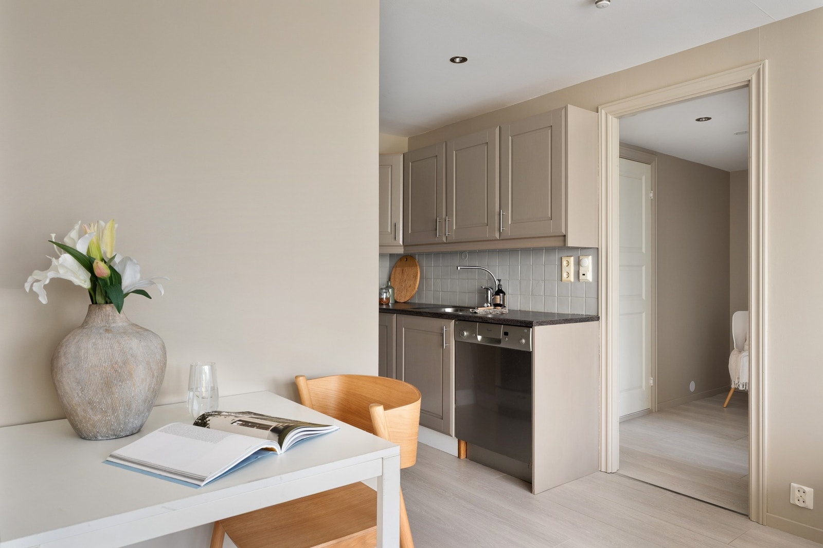 Kjøkkenet ligger i åpen løsning mot stuen, og er samtidig skjermet i en egen, naturlig avgrenset sone. Galleribilde