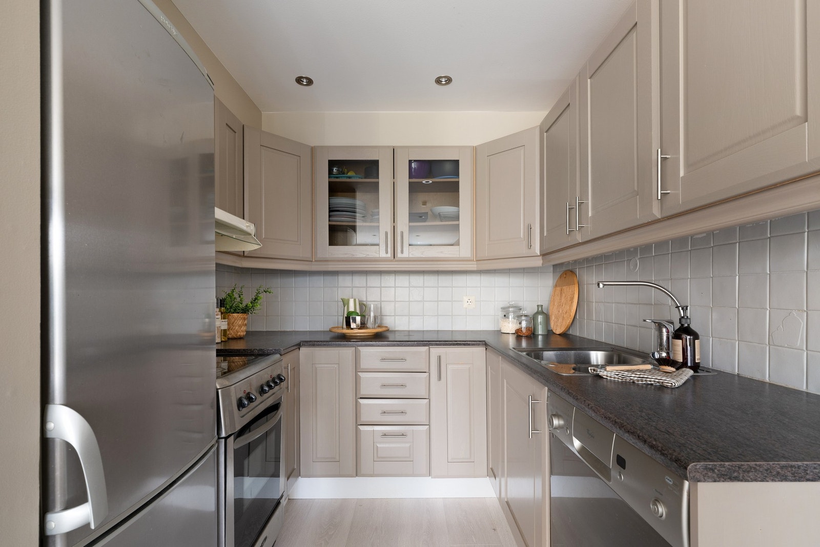 Kjøkkenet er malt i en nøytral farge, og har godt med skap- og benkeplass. Kjøkkenet har frittstående hvitevarer som medfølger handelen. Galleribilde