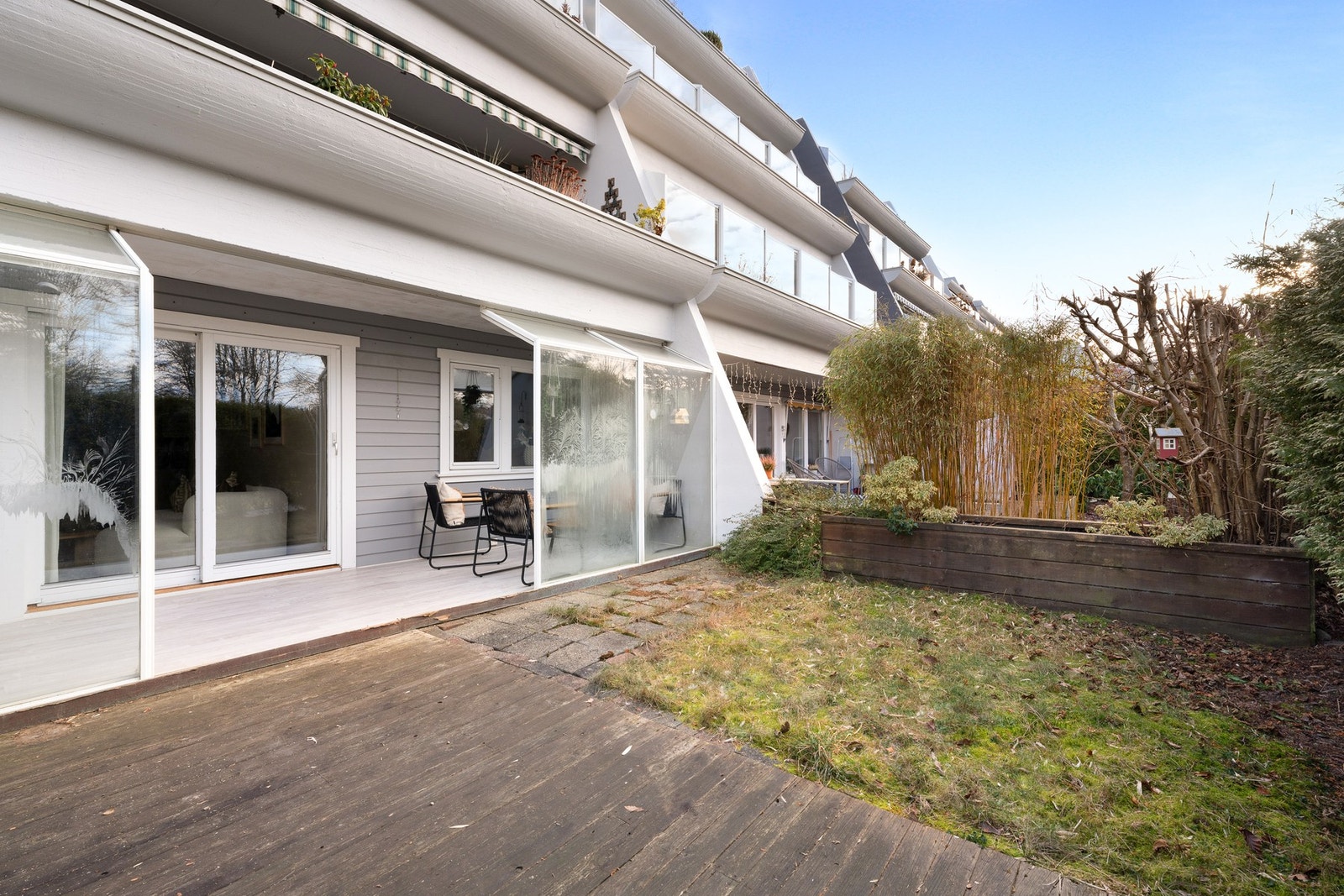 Videre har man en prasktisk terrasse, samt en koselig hageflekk. Galleribilde