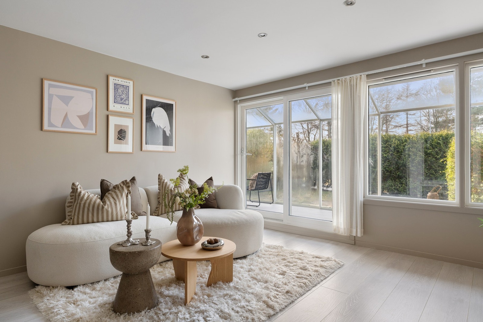 Stuen preges av store vinduer langs hele endeveggen og har utgang til en herlig innglasset hagestue på ca. 14 kvm. Galleribilde