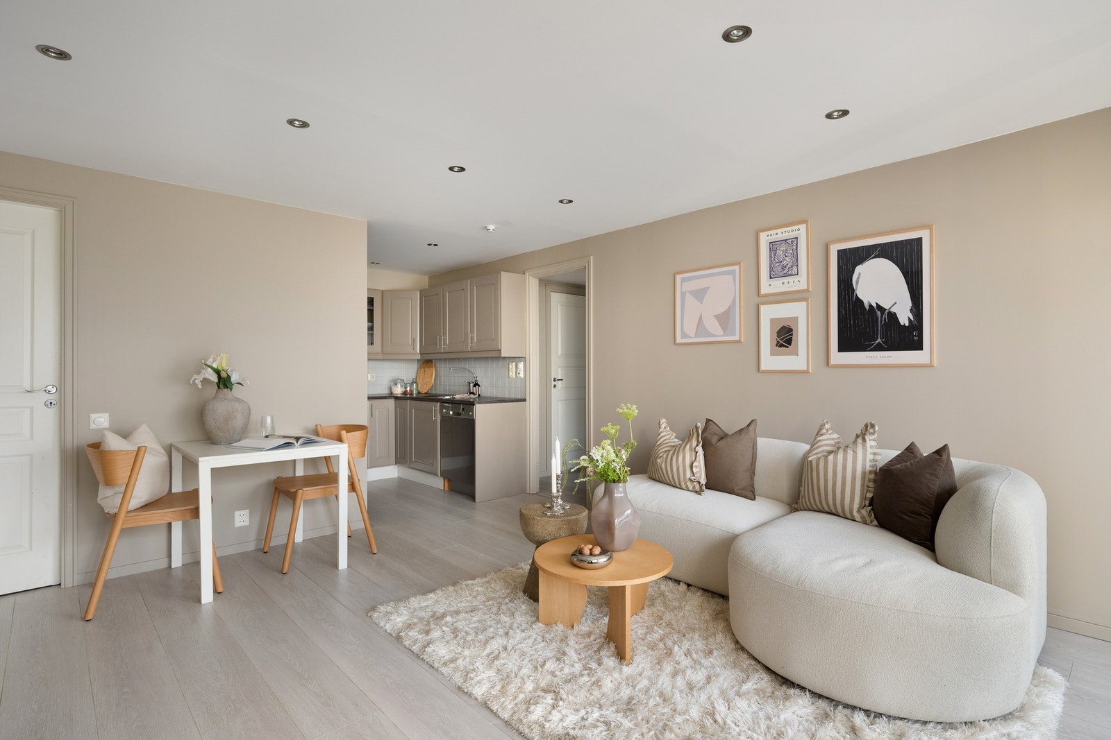 Stuen oppleves som et innbydende rom med laminatgulv fra 2022 og vegger malt i en dus farge. Galleribilde