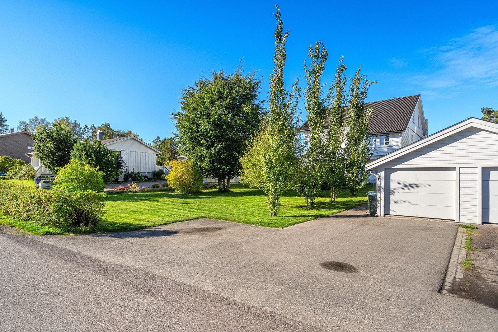 Eiendommen har en flott og ettertraktet beliggenhet i et etablert og barnevennlig boligområde på Nøtterøy, nær Duken. Her bor du stille og trygt, nærmest innerst i en blindvei, med kort vei til både skole, barnehage, dagligvare og fritidstilbud Galleribilde