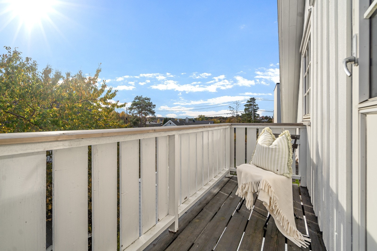 Fra hovedsoverommet har man utgang til en flott balkong, hvor man kan nyte morgenkaffen Galleribilde