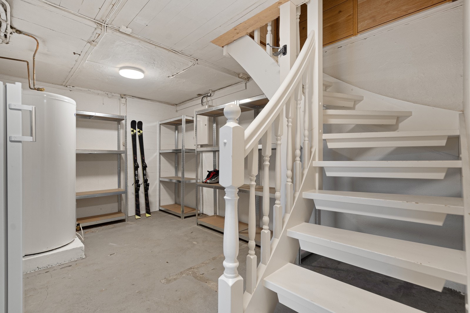 Trapp fra underetasje til boligens første etasje Galleribilde
