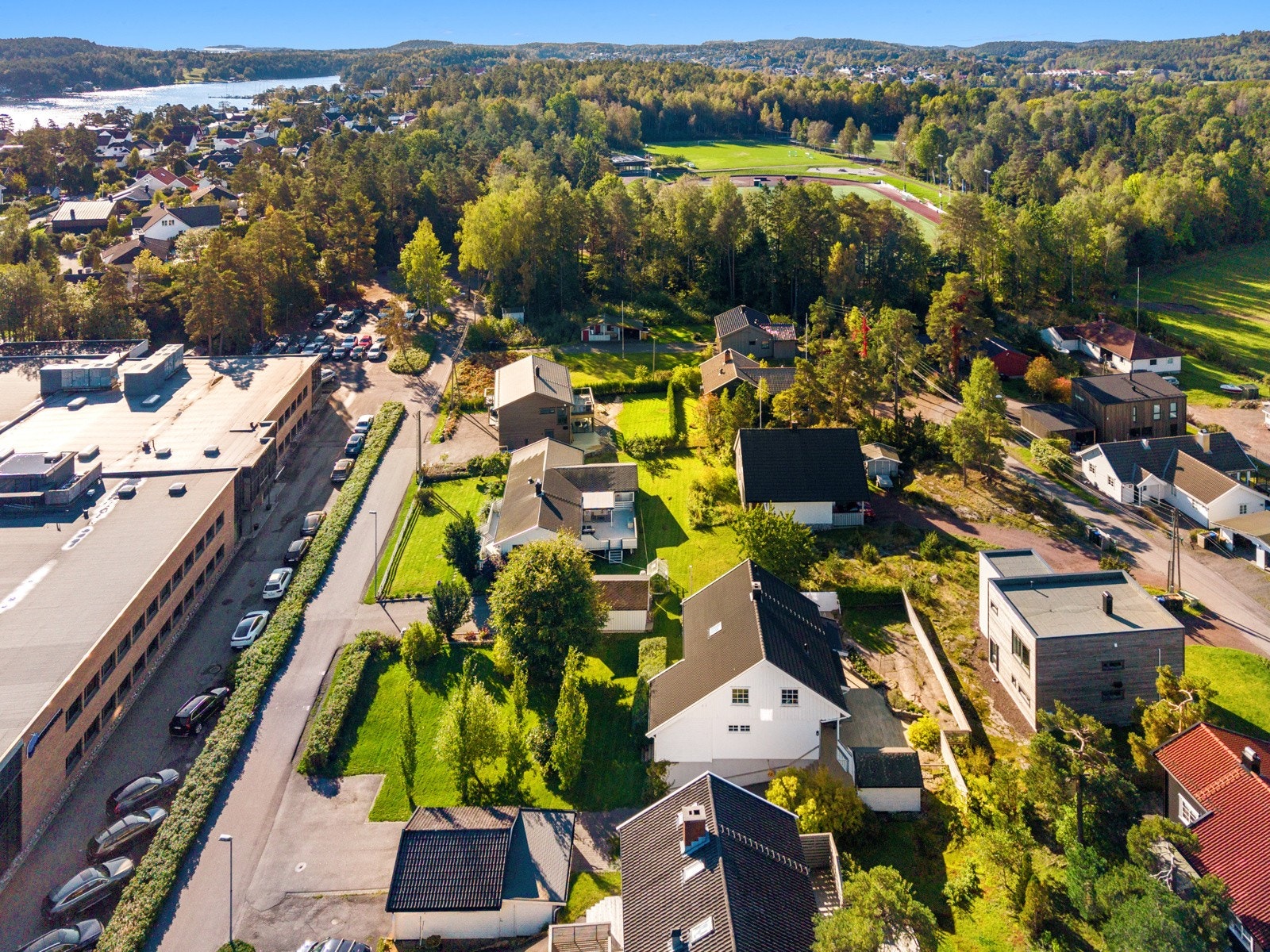 Nærområdet har også et rikt tilbud for den aktive familien - turstier i skogen, kort vei til Nesskogen idrettspark med fotballbaner, basketballbane, friidrettsanlegg og sandvolleyballbane Galleribilde