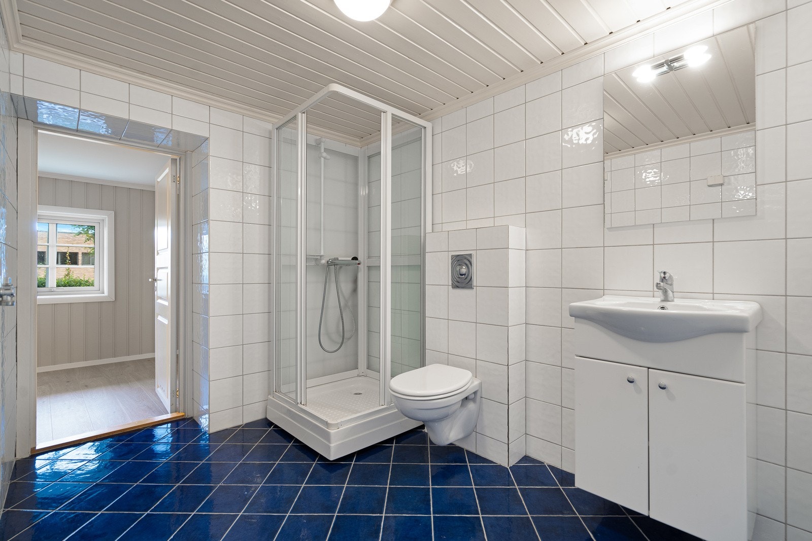 Her finner du også et bad med dusj og vegghengt toalett, samt vaskerom Galleribilde