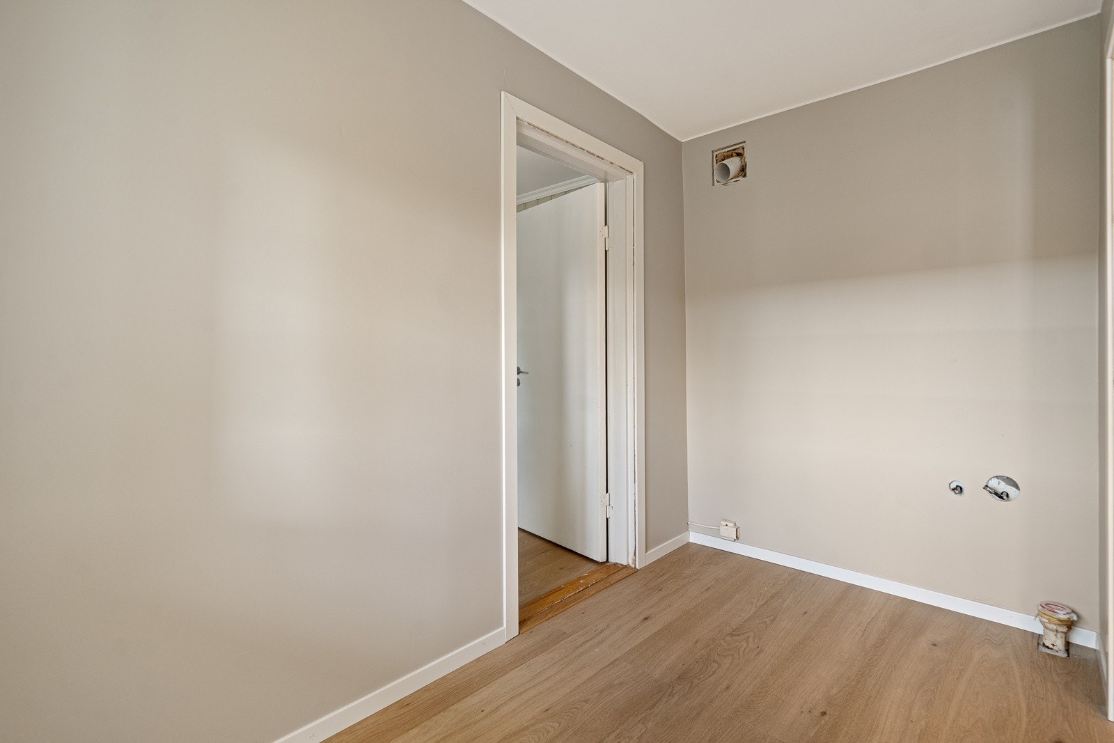 Underetasjen er nylig pusset opp og her ligger alt klart for å sette inn kjøkken Galleribilde