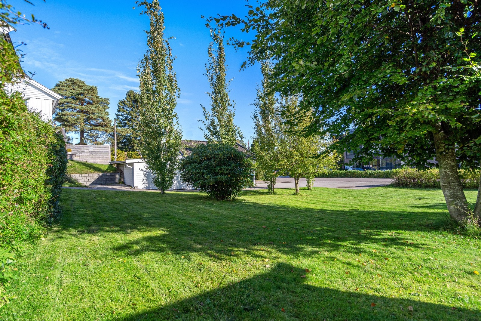 Eiendommen har en stor og solrik tomt med god plass til lek, hageliv og sosiale soner. Hagen er opparbeidet med plen, beplantning og terrasse på bakkeplan, samt balkong i andre etasje - begge med gode solforhold. Galleribilde