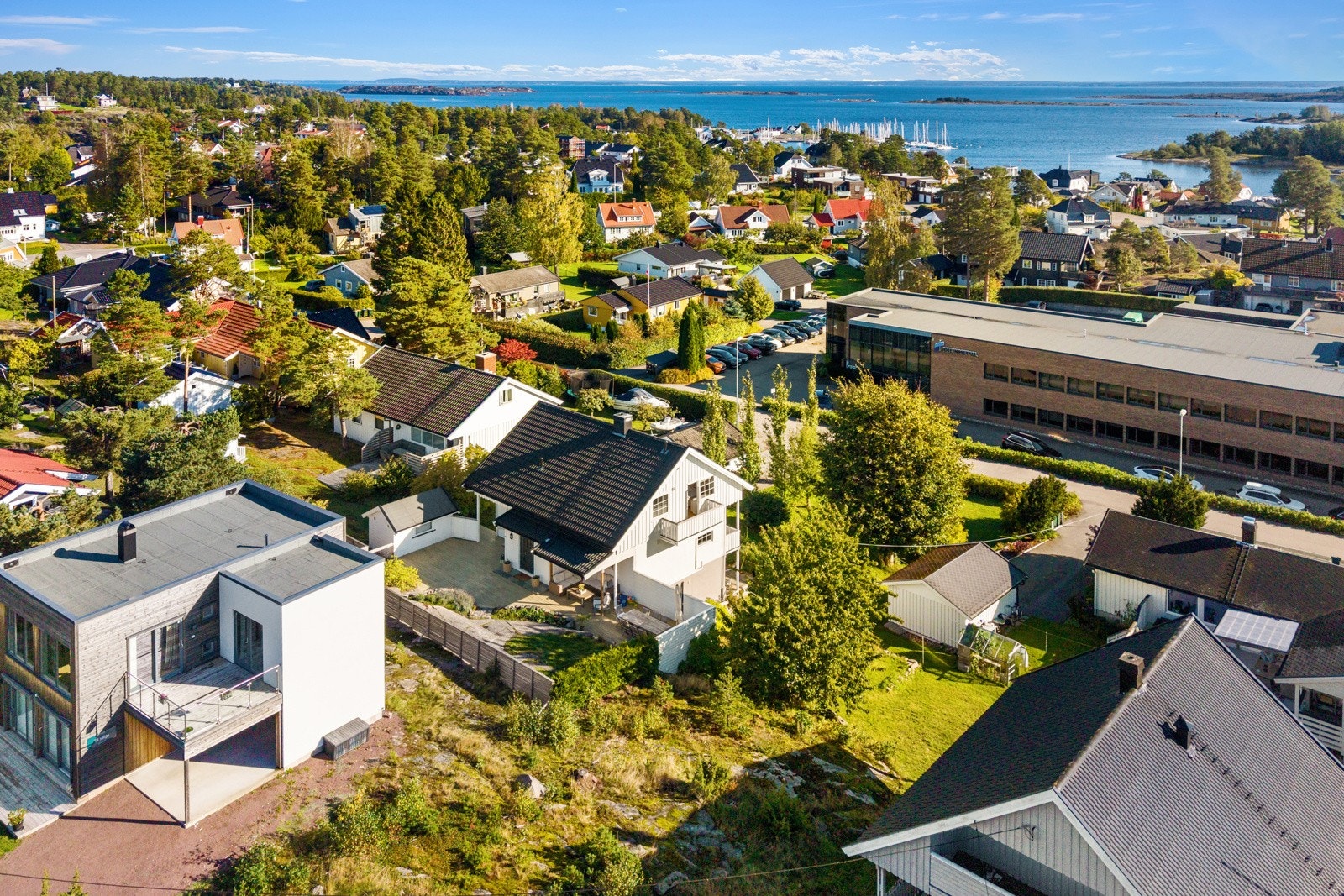 Området er kjent for sin nærhet til sjøen - her har du gangavstand til flere badeplasser, småbåthavner og rekreasjonsområder. Nesbrygga, Kommunebrygga og Knarberg byr på flotte bademuligheter samt Ulvøtangen og Vardun Galleribilde