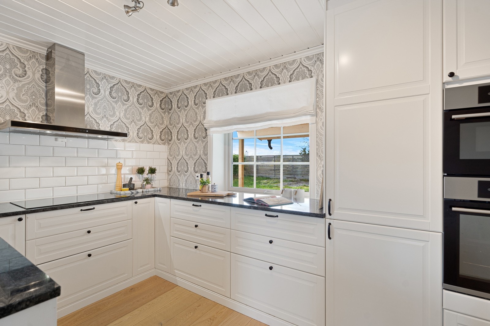 Kjøkkenet er godt utrustet med integrerte hvitevarer som oppvaskmaskin, stekeovn, induksjonstopp, mikrobølgeovn, vannstoppsystem og komfyrvakt Galleribilde