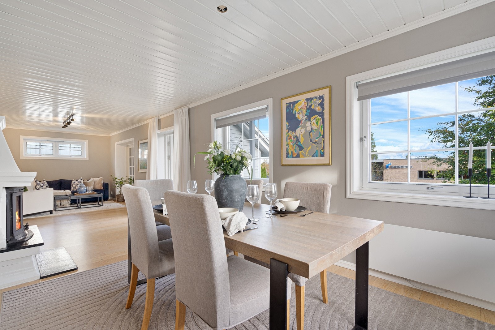 Stuen har god plass til både sofagruppe og spisestue, og her er det en hyggelig peis med innsats som gir varme og stemning på kjølige kvelder Galleribilde